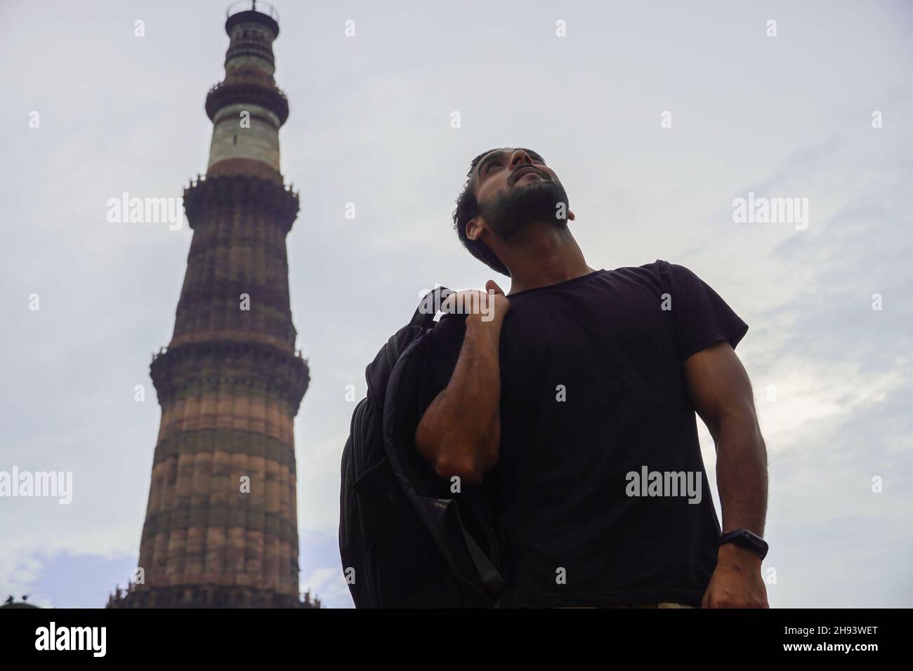 indische junge gutaussehende Mann am historischen Palast qutub minar Reise in indien Bild Stockfoto