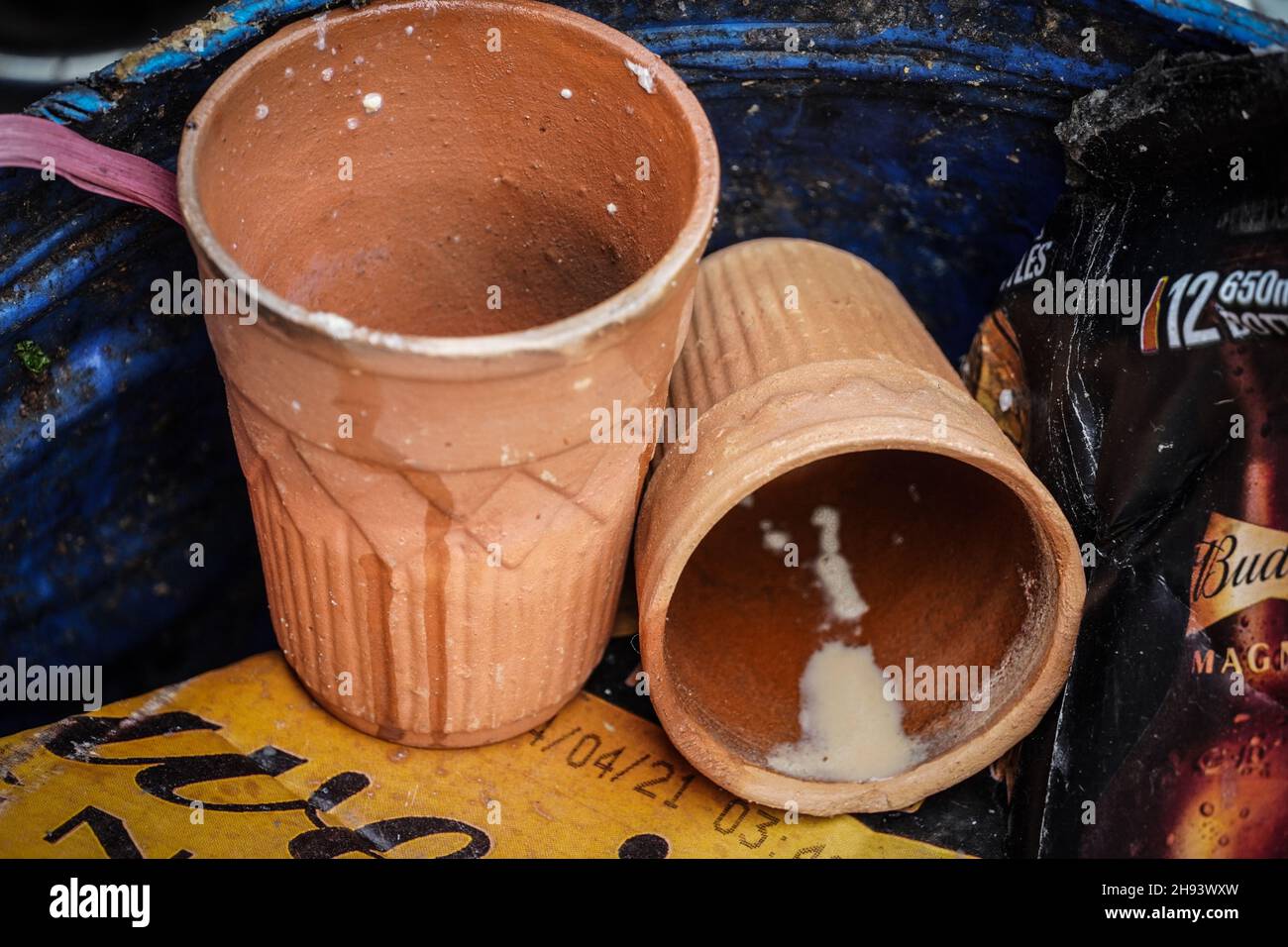 indische Tasse für Tee Brown Mitti Kulhad in Müll Stockfoto