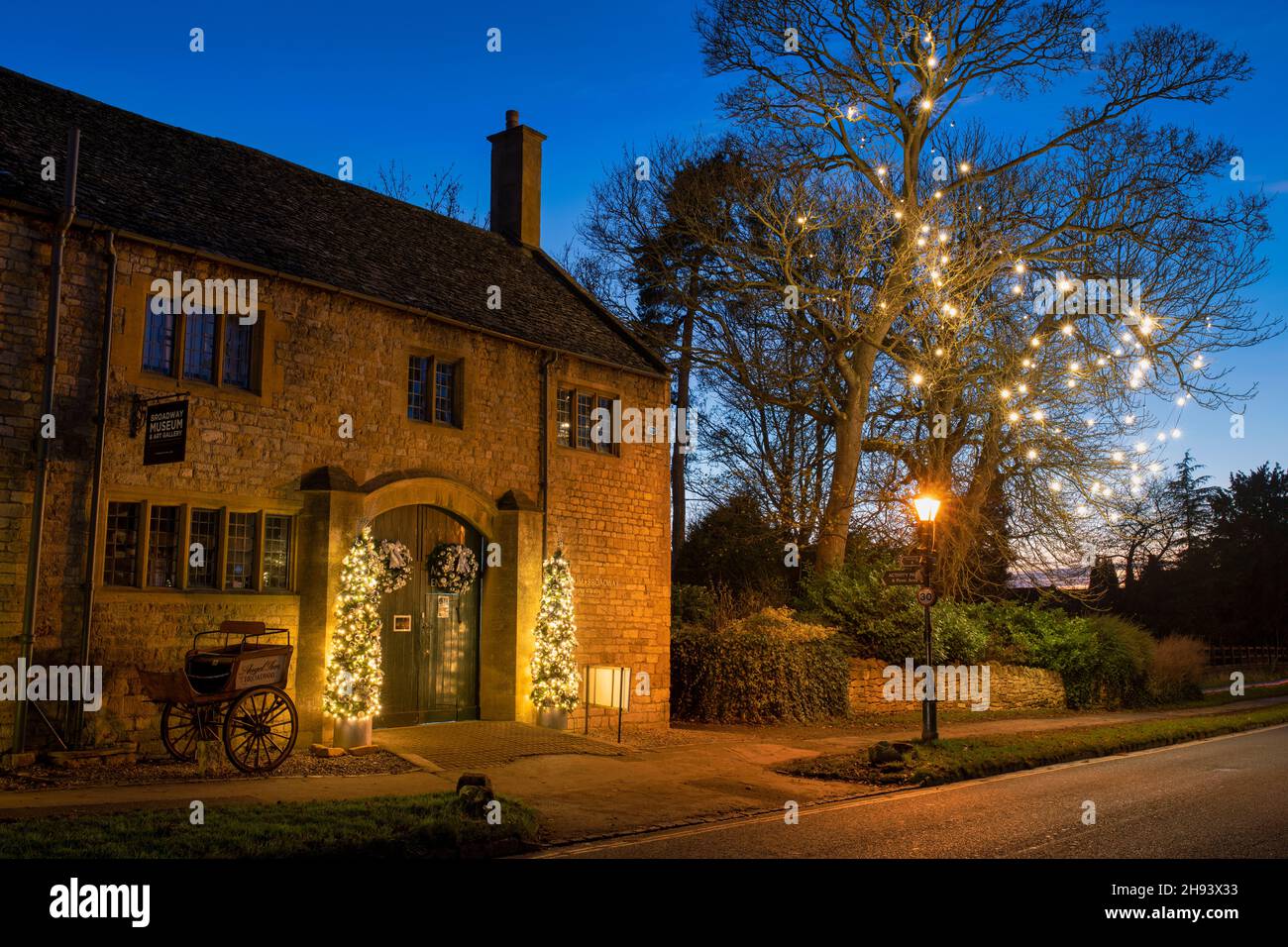 Broadway-Museum und Weihnachtsbaumschmuck in der Abenddämmerung. Broadway, Cotswolds, Worcestershire, England Stockfoto