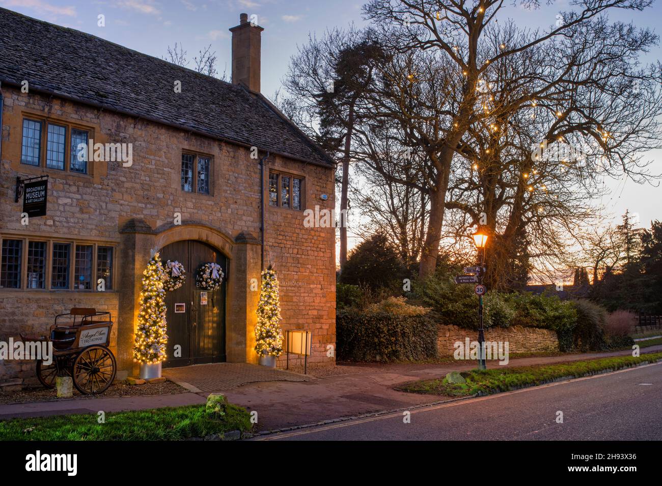 Broadway-Museum und Weihnachtsbaumschmuck in der Abenddämmerung. Broadway, Cotswolds, Worcestershire, England Stockfoto