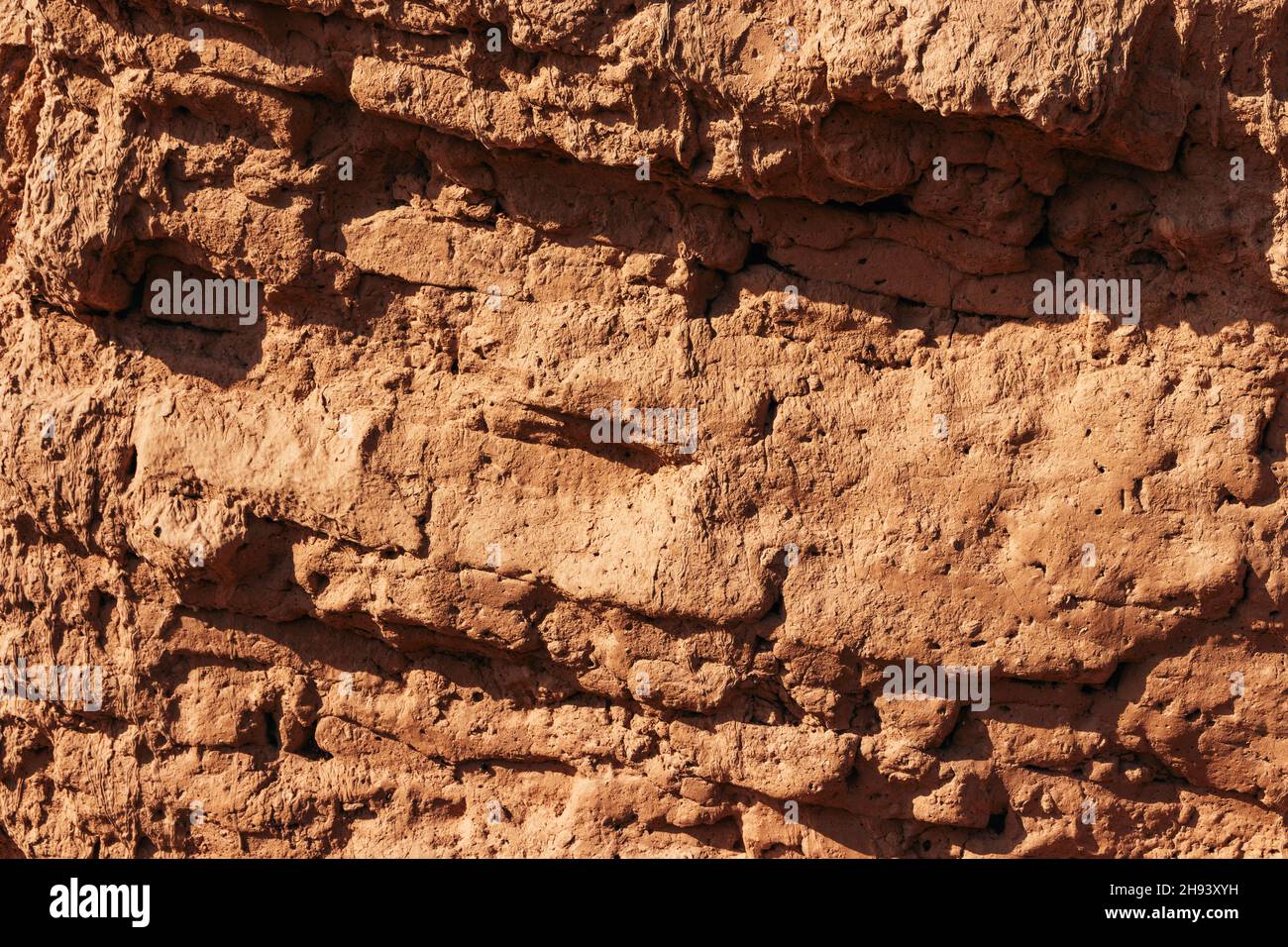 Backsteinwand-Struktur. An einem hellen, sonnigen Tag im alten Merv, Turkmenistan, festgehalten. Stockfoto