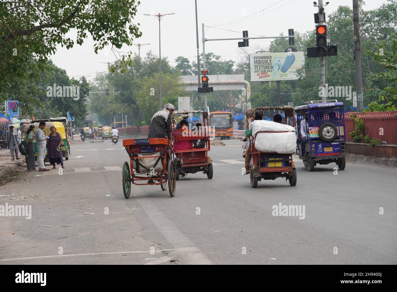 Straße in Neu-delhi und Menschen um Straße Stockfoto