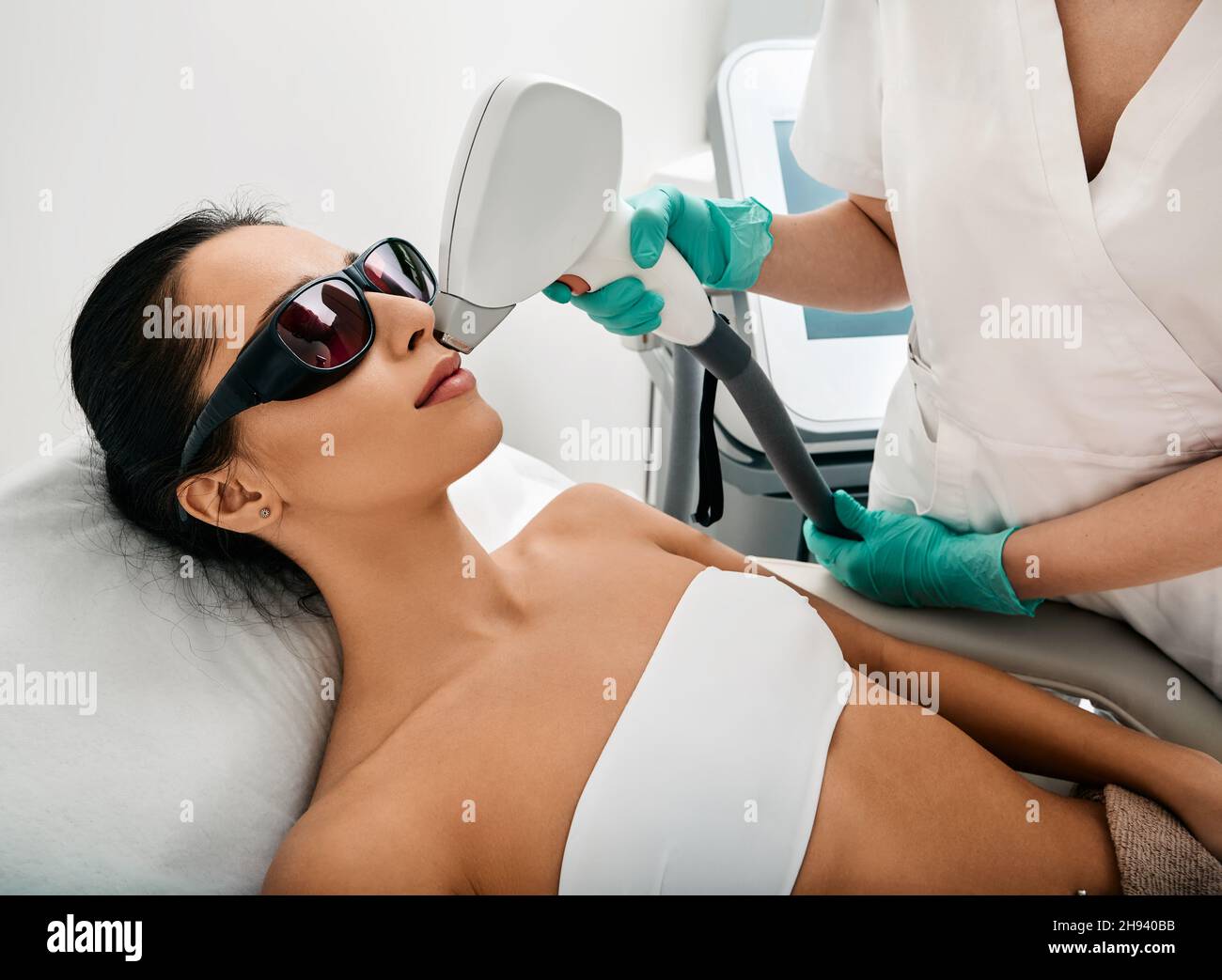 Haarentfernung über den Lippen. Frau während eines Laser-Haarentfernungsverfahrens und des weiblichen Schnurrbartens Stockfoto