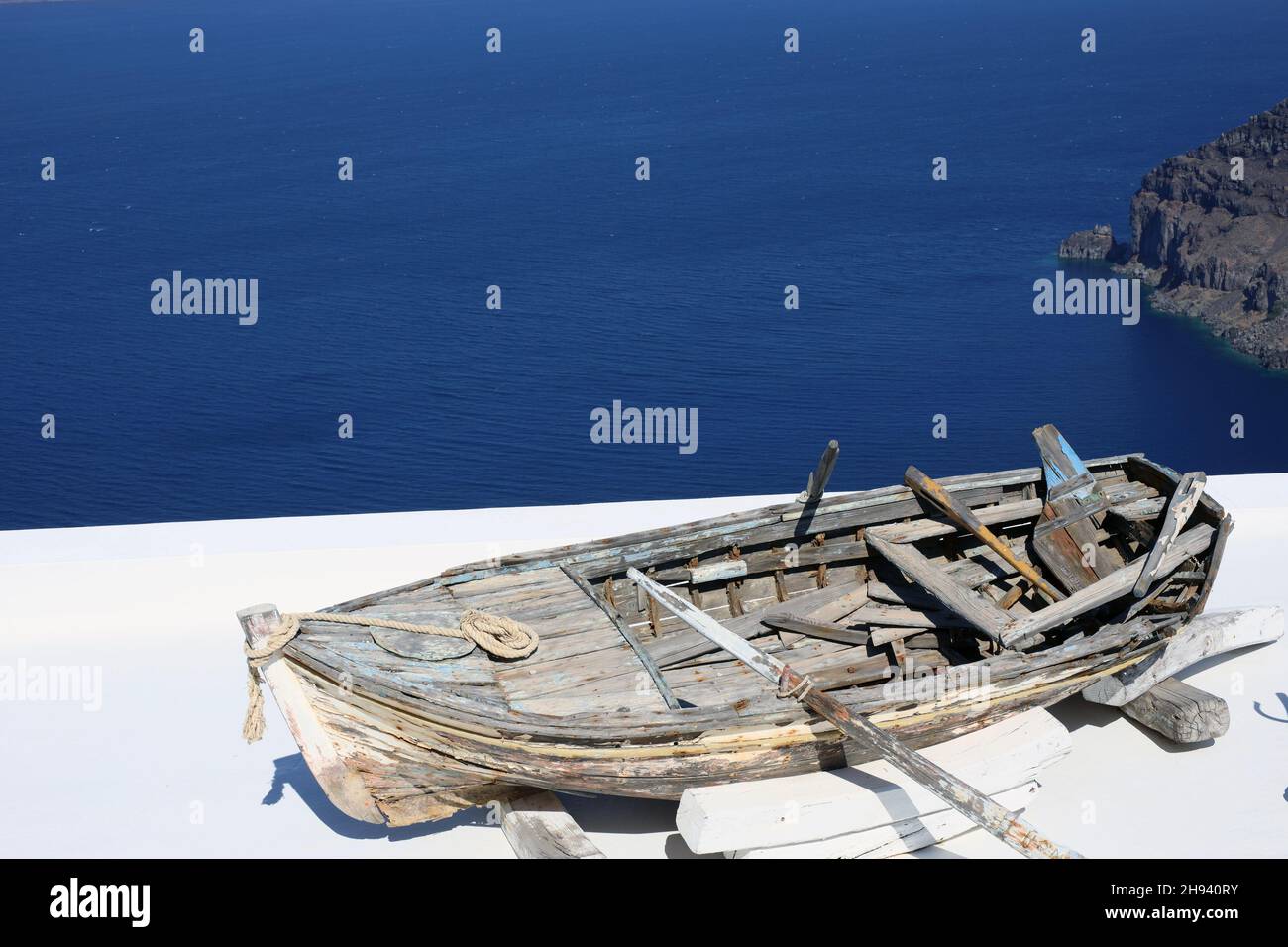 Altes Fischerboot aus Holz auf dem Hintergrund des Mittelmeers Stockfoto