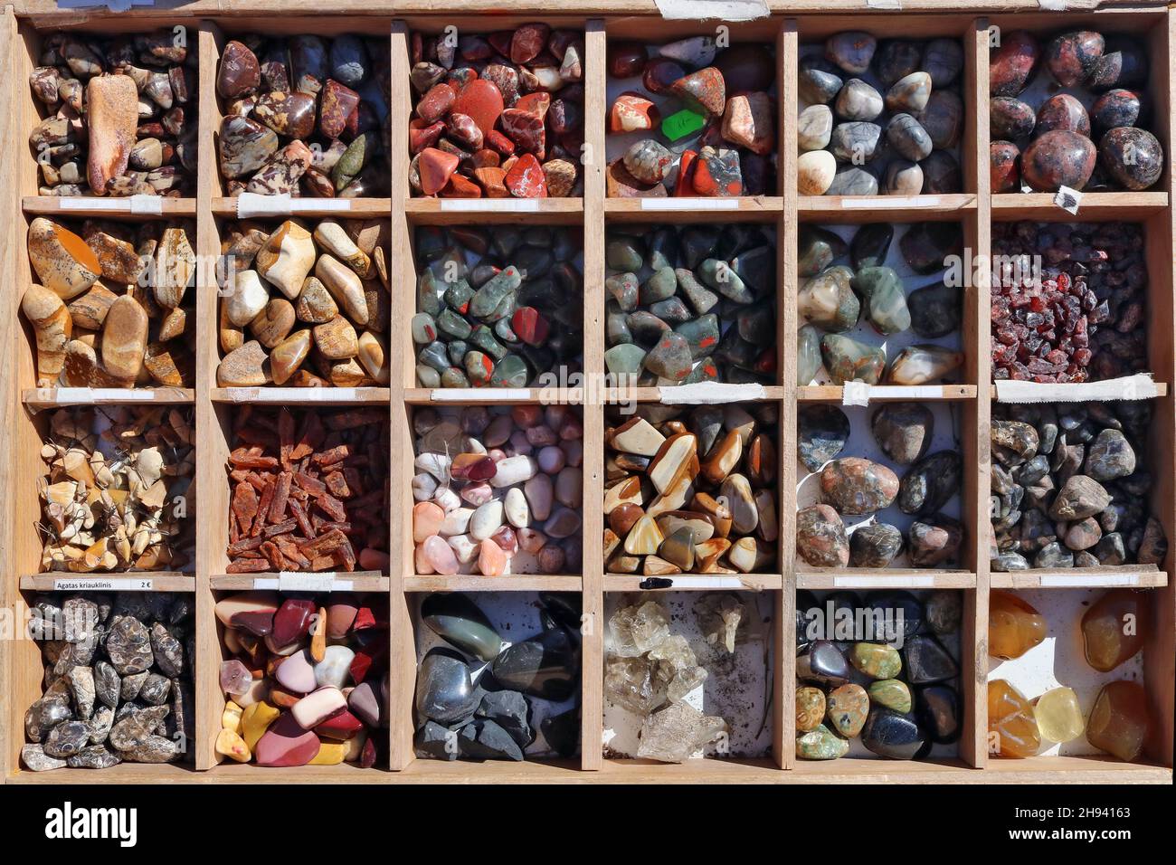 Sammlung verschiedener Steine und Mineralien in einer Holzkiste Stockfoto