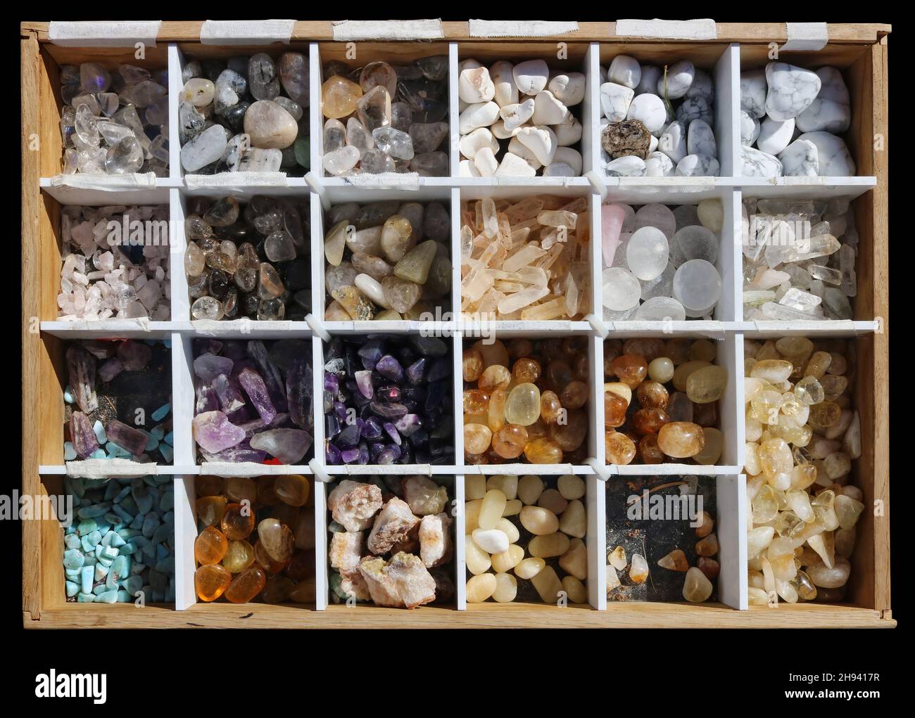 Sammlung verschiedener Steine und Mineralien in einer Holzkiste Stockfoto
