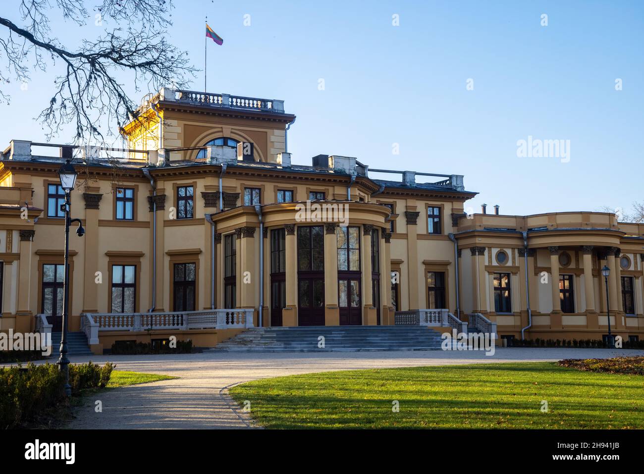 Traku Voke Manor ist ein ehemaliges Herrenhaus in Traku Voke. Historistische Architektur mit Elementen der Neogotik, Klassizismus, eklektischer Stil Stockfoto