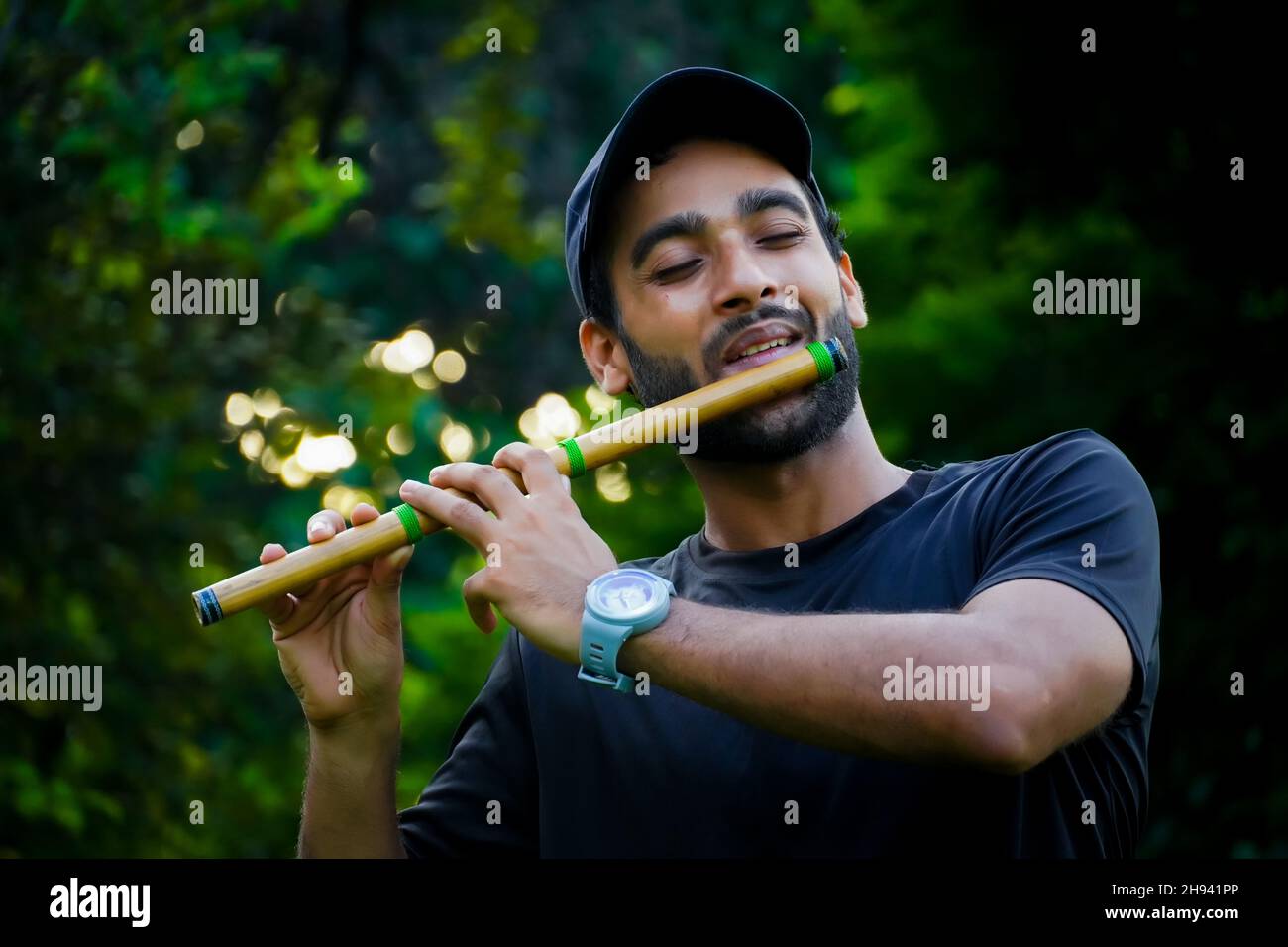 Mann spielt Flöte in schönem Hintergrund Stockfoto