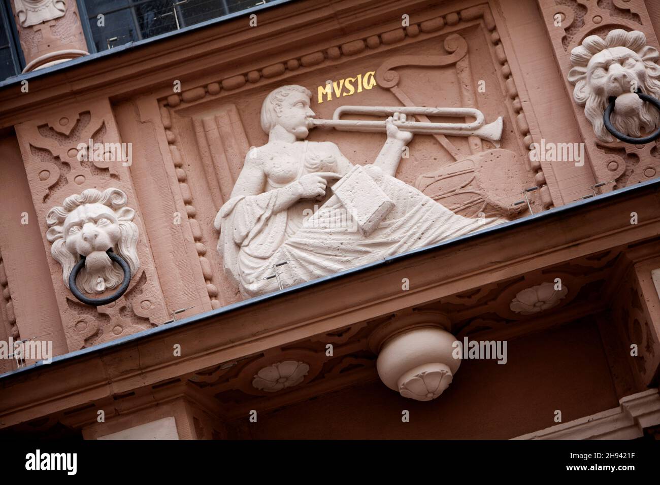 Posaunenspieler, Dekoration der Fassade, Rathaus, Lemgo, Nordrhein-Westfalen, Deutschland, Europa Stockfoto