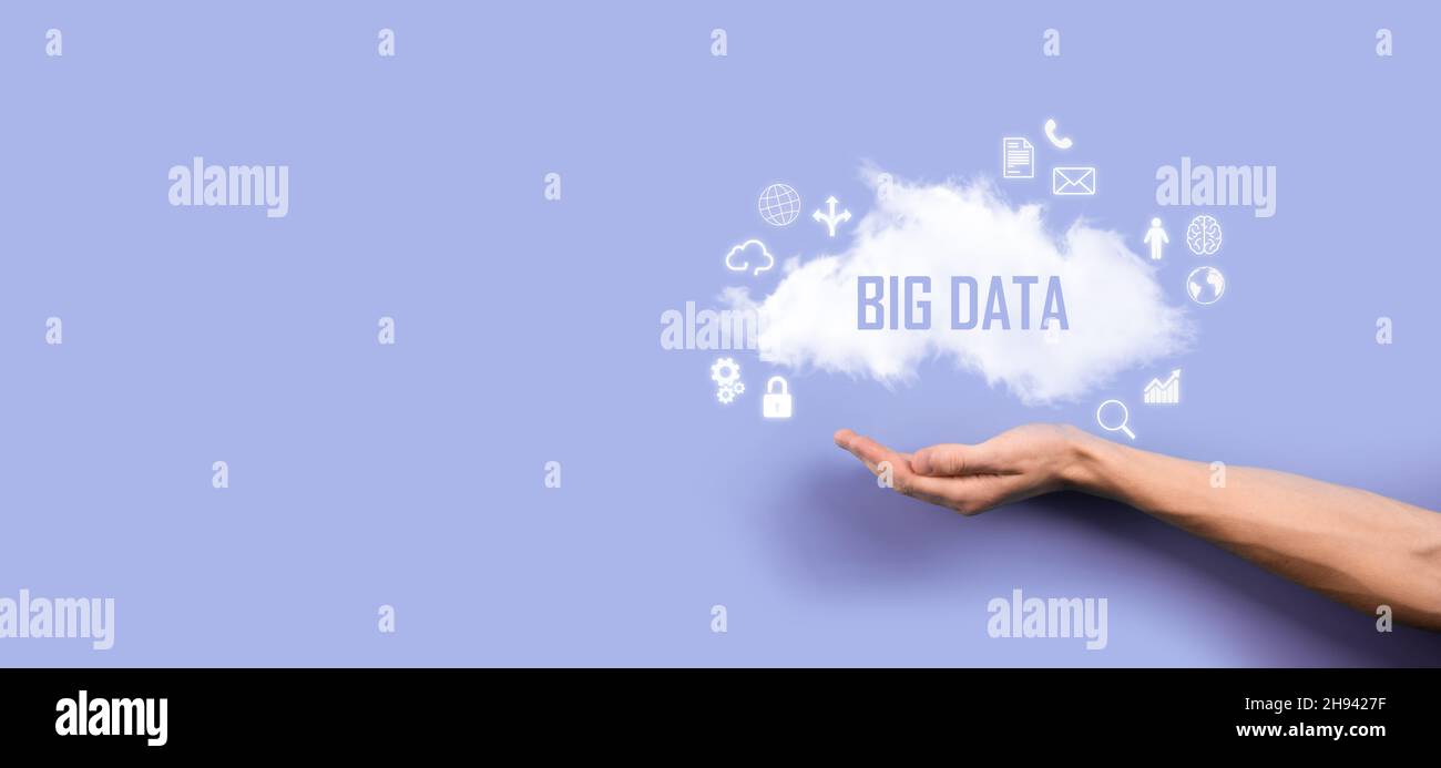 Geschäftsmann hält die Inschrift , Wort BIG DATA . Vorhängeschloss, Gehirn, Mann, Planet, Graph, Lupe, Zahnräder, Symbol für Cloud, Grid, Dokument, Brief, Telefon Stockfoto