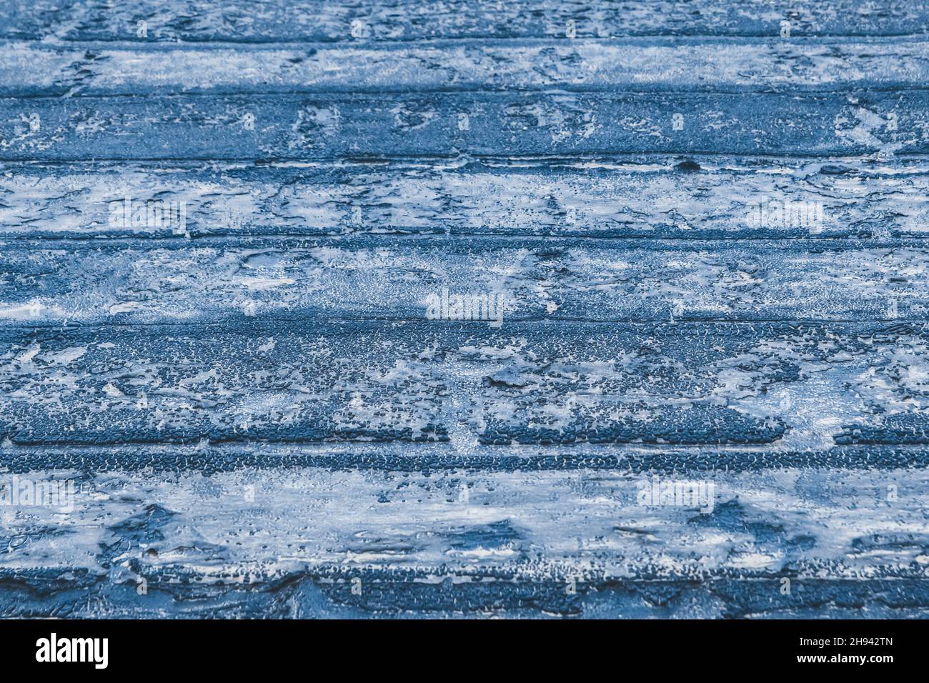 Altes Roofing Filzmaterial auf der Dachabdeckung Bitumen Oberflächenstruktur blauer Hintergrund. Stockfoto