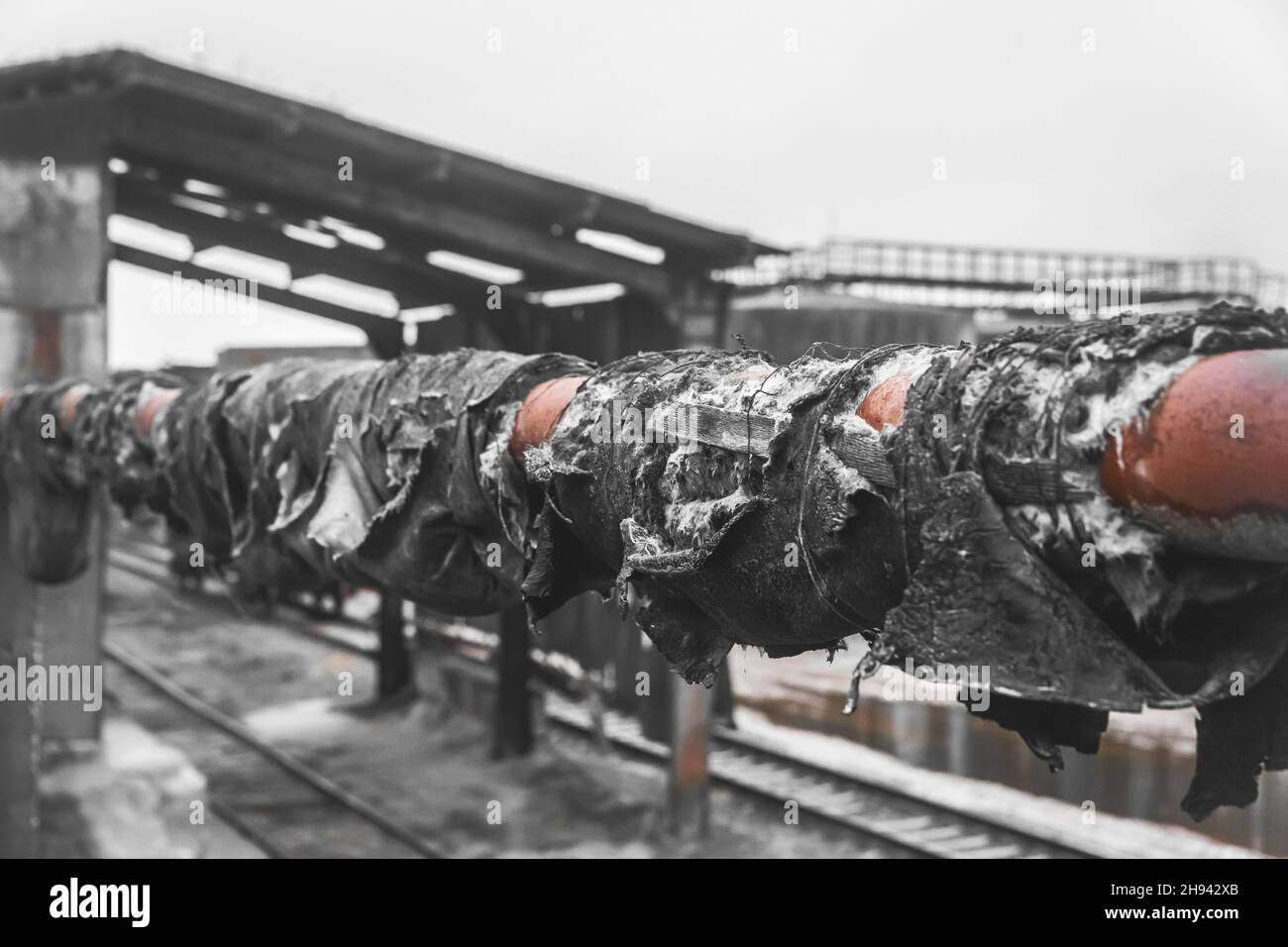 Alte, schmutzige, zerrissene, gebrauchte Rohrleitung zur Heizung der  Hauptleitung in einem stillgelegten Industriewerk Stockfotografie - Alamy