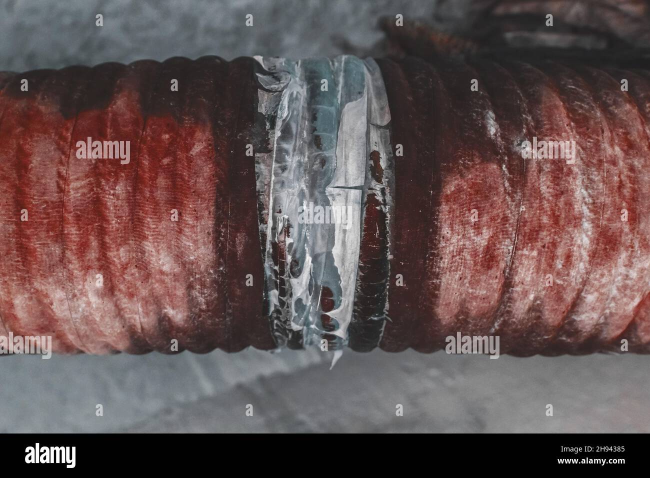 Gebrochenes Rohr einer undichten Leitung der Heizleitung beschädigte altes Industrierohr. Stockfoto