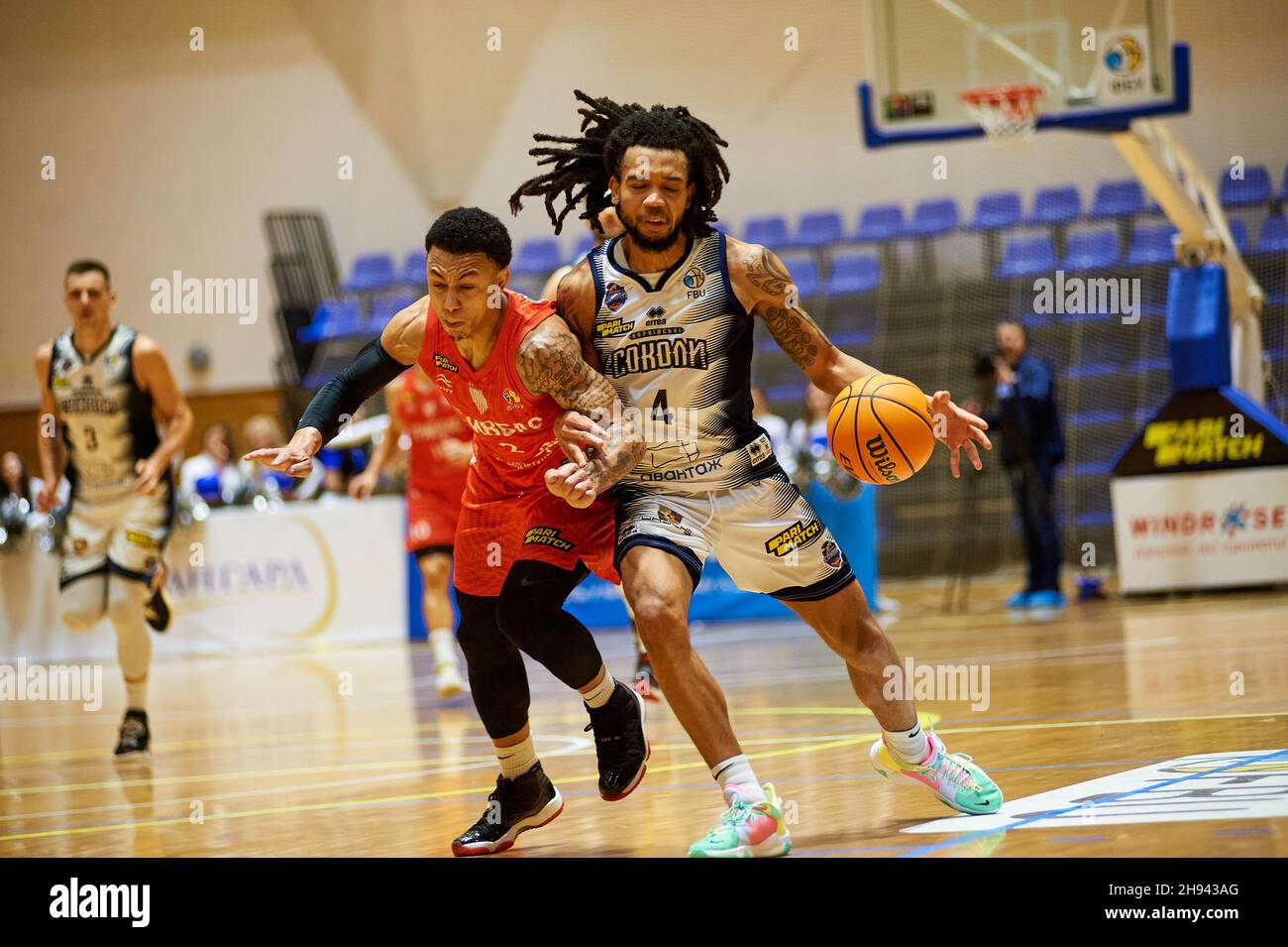 KHARKIV, UKRAINE - 3. DEZEMBER 2021: Das Basketballspiel der ukrainischen Windrose-Liga Kharkivski Sokoly gegen Krivbass. Foto mit Filmrauschen und -Verstärkung Stockfoto