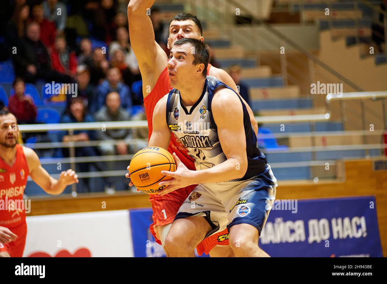 KHARKIV, UKRAINE - 3. DEZEMBER 2021: Das Basketballspiel der ukrainischen Windrose-Liga Kharkivski Sokoly gegen Krivbass. Foto mit Filmrauschen und -Verstärkung Stockfoto