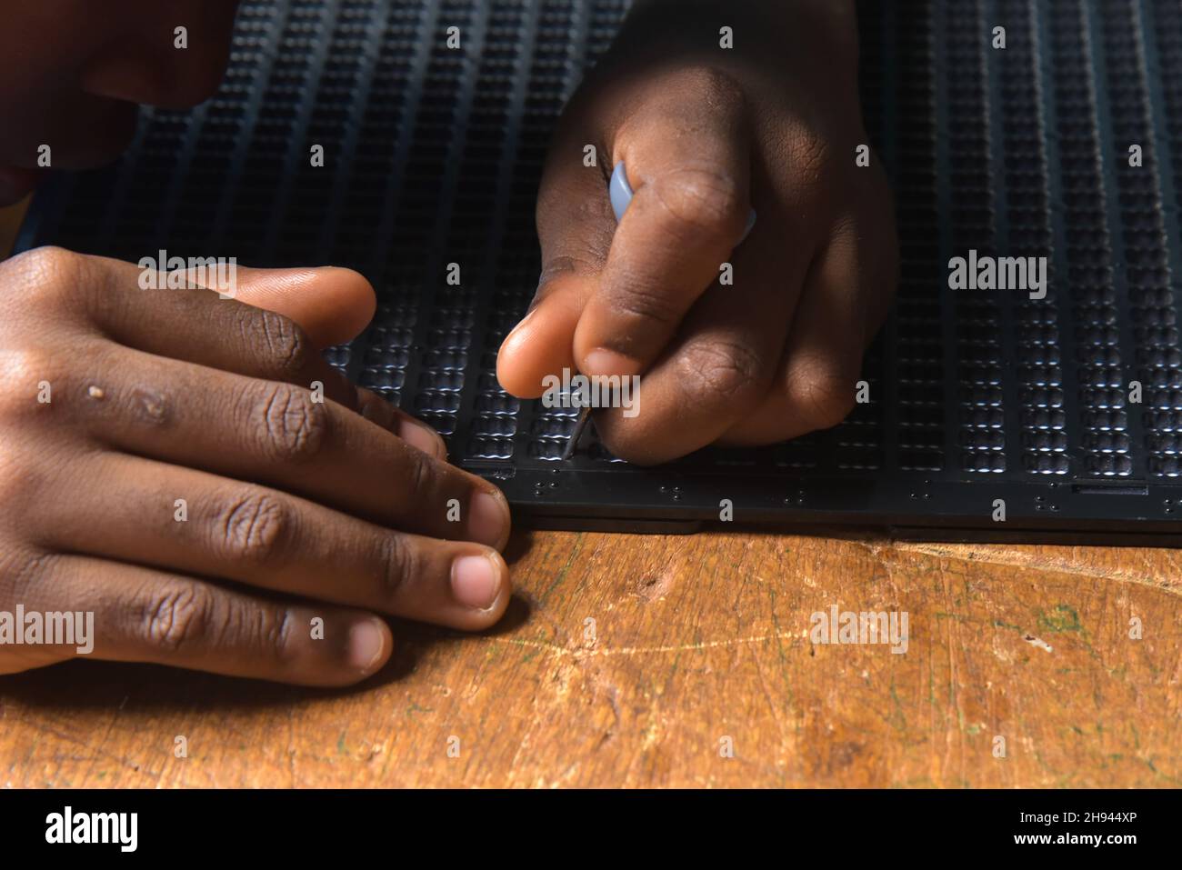 (211204) -- YAOUNDE, 4. Dezember 2021 (Xinhua) -- Blinde Kinder lernen Braille-Alphabet im Rehabilitationsklub für blinde Jugendliche in Yaounde, Kamerun, 29. November 2021. Menschen mit Behinderungen in Kamerun folgen verschiedenen Ausbildungs- und Sozialprogrammen in Institutionen wie der Fachschule für hörgeschädigte Kinder und dem Rehabilitationsklub für blinde Jugendliche, die ihnen helfen, sich wieder in die Gemeinschaft zu integrieren. In Kamerun gibt es schätzungsweise 3,5 Millionen Menschen mit Behinderungen, und die Regierung war entschlossen, ihr Wohlergehen in der Gesellschaft zu gewährleisten, so der Sozialminister des Landes, Stockfoto