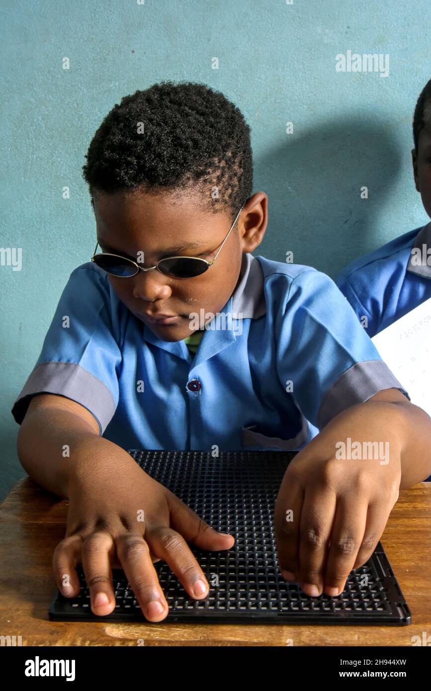 (211204) -- YAOUNDE, 4. Dezember 2021 (Xinhua) -- Ein blinder Junge lernt im Rehabilitationsklub für blinde Jugendliche in Yaounde, Kamerun, am 29. November 2021 Braille-Alphabet. Menschen mit Behinderungen in Kamerun folgen verschiedenen Ausbildungs- und Sozialprogrammen in Institutionen wie der Fachschule für hörgeschädigte Kinder und dem Rehabilitationsklub für blinde Jugendliche, die ihnen helfen, sich wieder in die Gemeinschaft zu integrieren. Es gibt schätzungsweise 3,5 Millionen Menschen mit Behinderungen in Kamerun, und die Regierung war entschlossen, ihr Wohlergehen in der Gesellschaft zu gewährleisten, so der Sozialminister des Landes, Pa Stockfoto