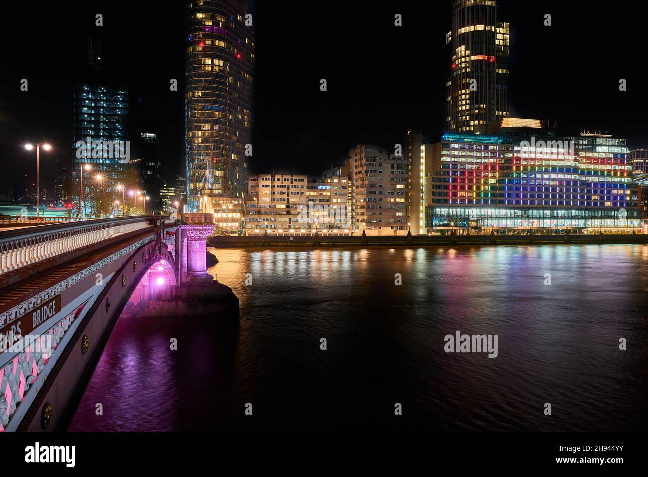 Blackfriars Brücke und das Südufer der Themse, London, England, in der Nacht. Stockfoto