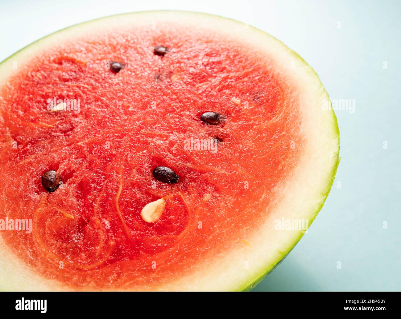 Schließt die Hälfte der frischen Wassermelonen Stockfoto