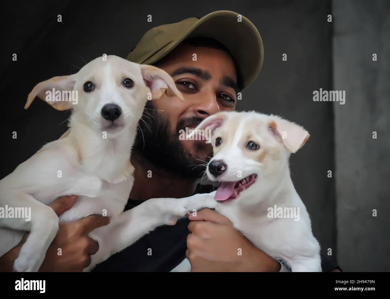 Ein Hund Liebhaber kleiner Junge mit 2 Hunden glücklich und lächelnd - selektive Fokus Bild Stockfoto