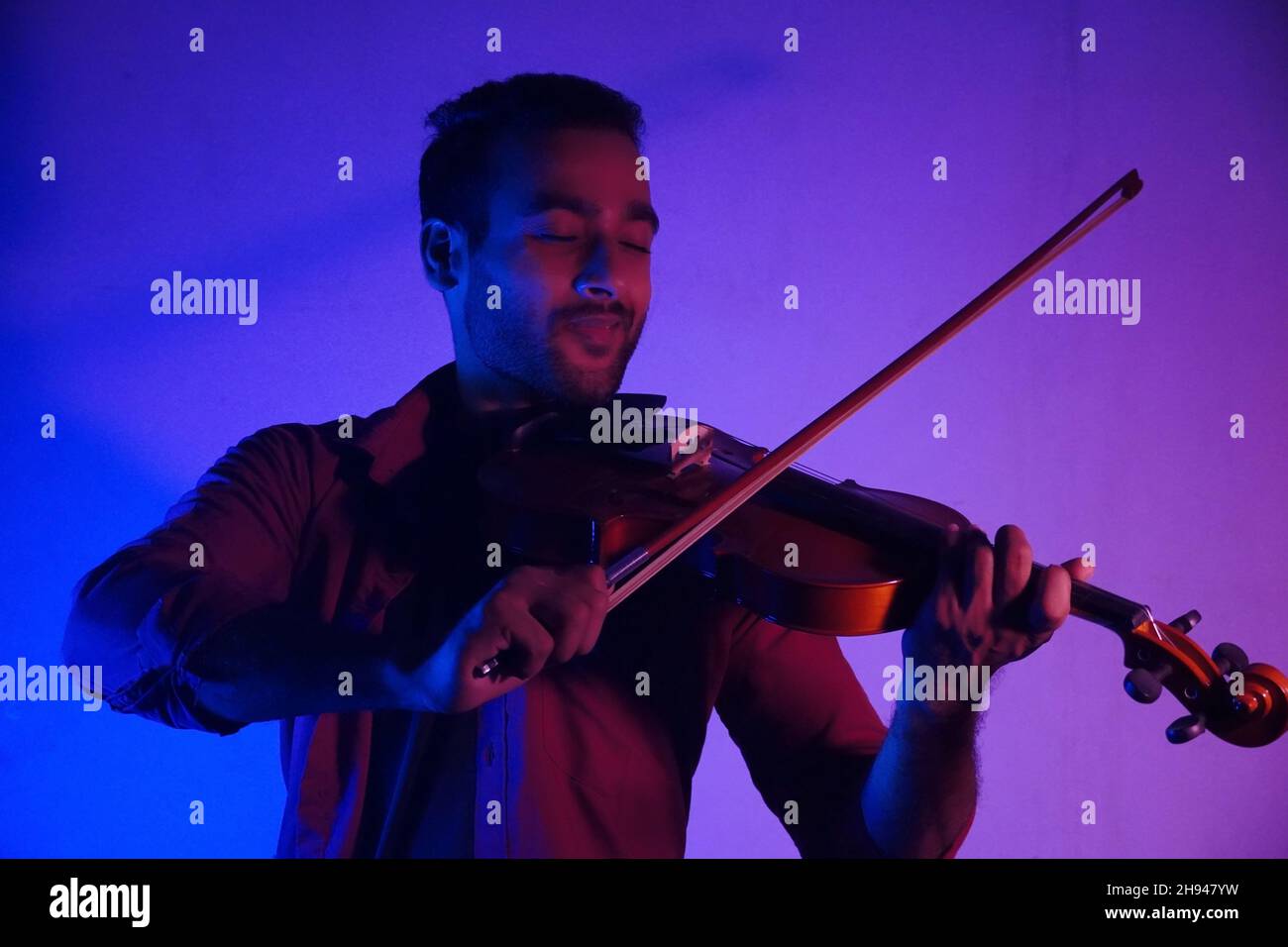 Musiker, der Geige spielt. Musik- und Tonkonzept. Stockfoto