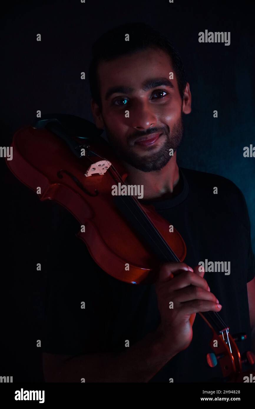 Musiker, der Geige spielt. Musik- und Tonkonzept. Stockfoto