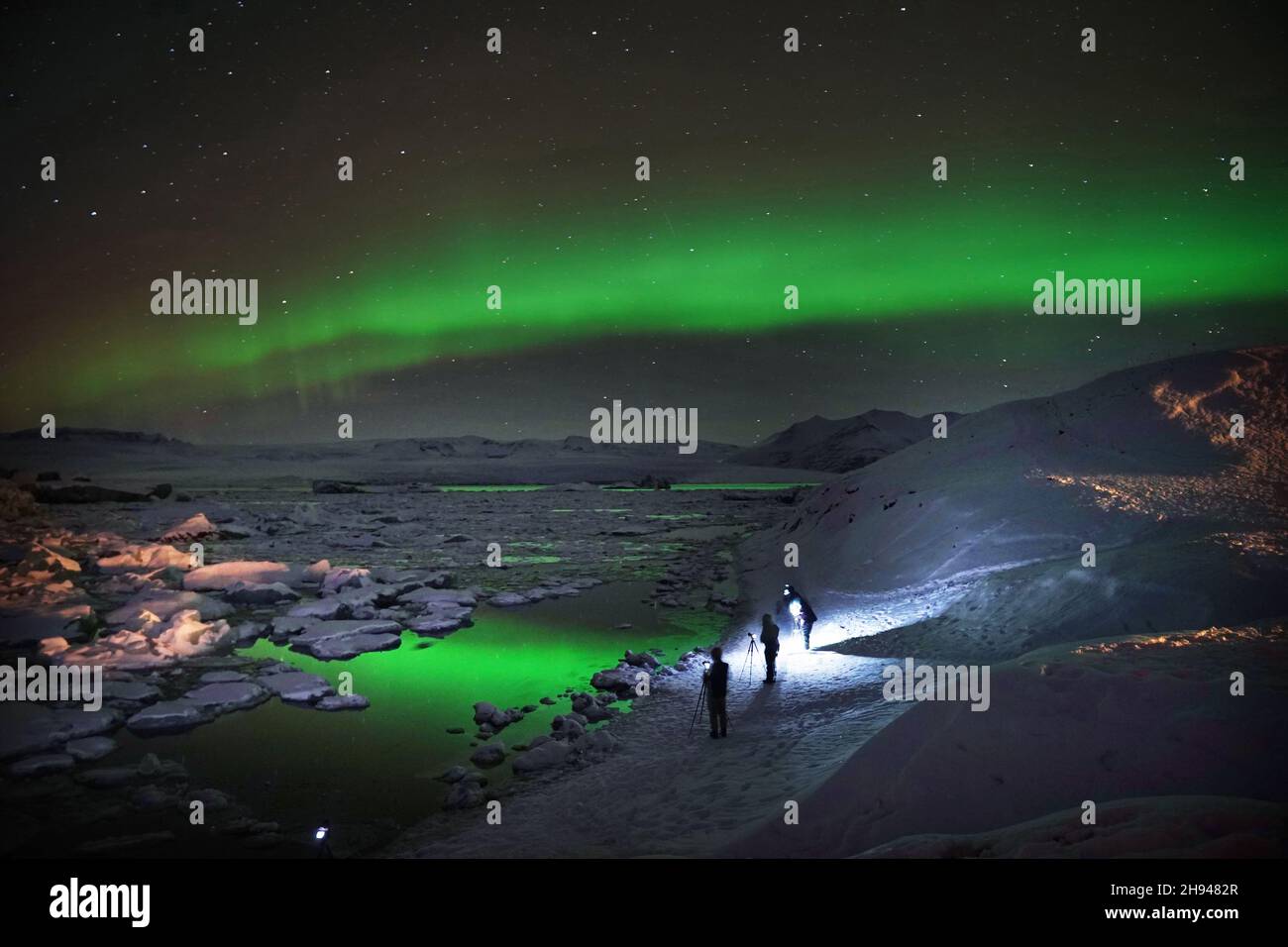 Die Nordlichter, auch bekannt als aurora borealis, über einer Gletscherlagune in Jokulsarlon, Island. Bilddatum: Freitag, 3. Dezember 2021. Stockfoto