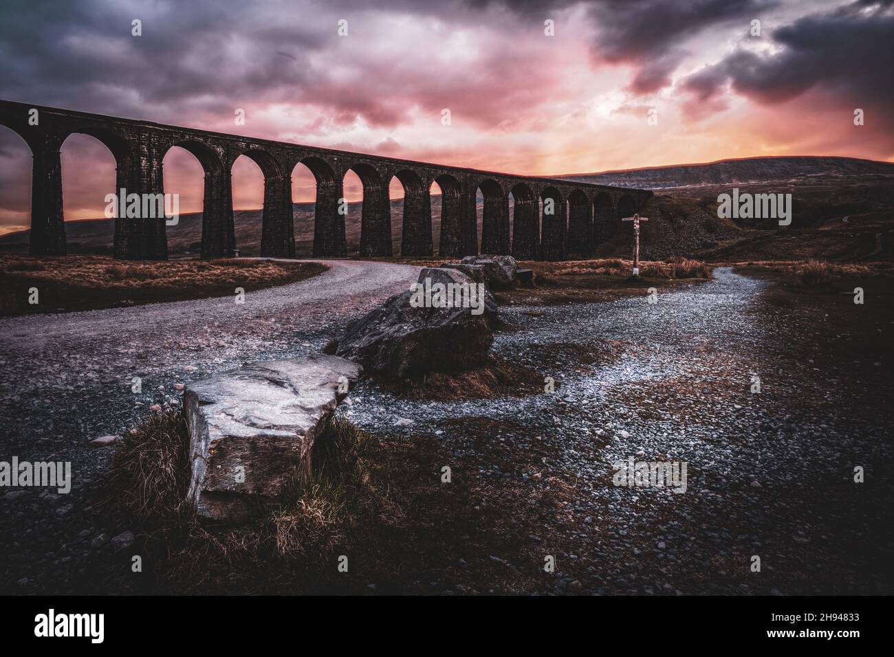 Sonnenuntergang am Ribblehead Viaduct, Yorkshire Dales National Park Stockfoto