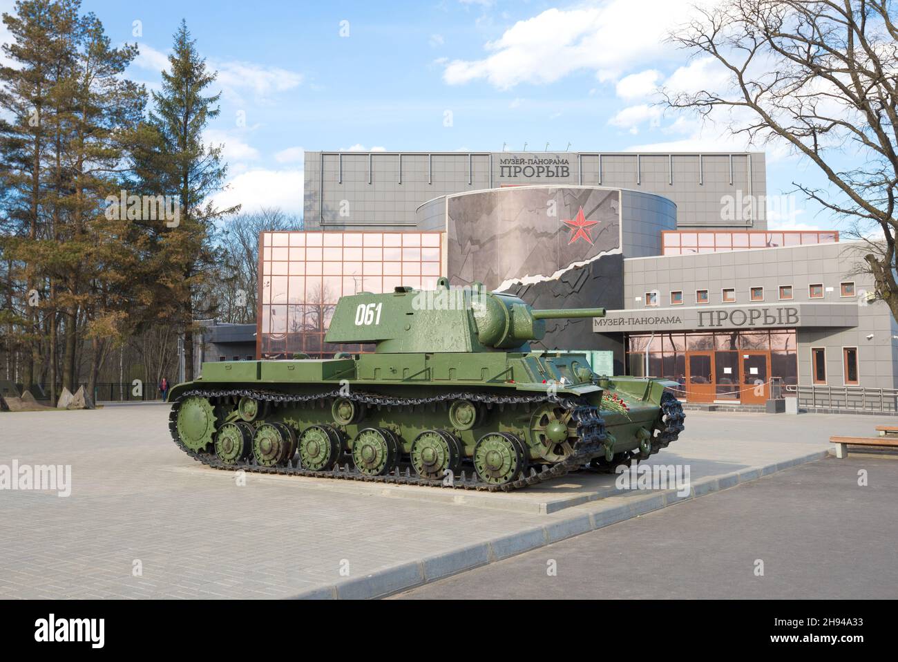 KIROVSK, RUSSLAND - 14. MAI 2017: Sowjetischer schwerer Panzer KV-1 in der Nähe des Gebäudes des 'Durchbruch'-Museums im Mai Stockfoto
