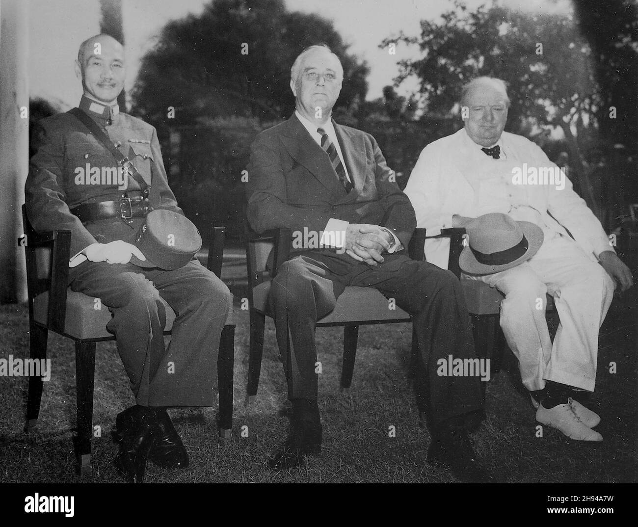 KAIRO, ÄGYPTEN - 25. November 1943 - US-Präsident Franklin D. Roosevelt, der chinesische Staatschef Chiang Kai-shek und der britische Premierminister Winston Churchill in Ca Stockfoto