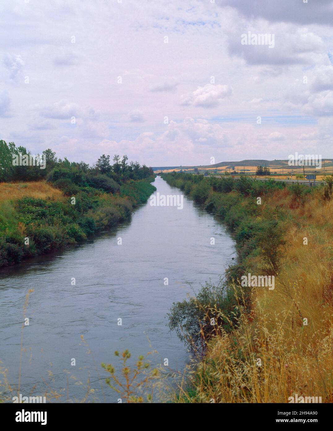 NACIMIENTO DEL CANAL A LA ALTURA DE HERRERA DE PISUERGA. LAGE: CANAL DE CASTILLA. PROVINCIA. PALENCIA. SPANIEN. Stockfoto