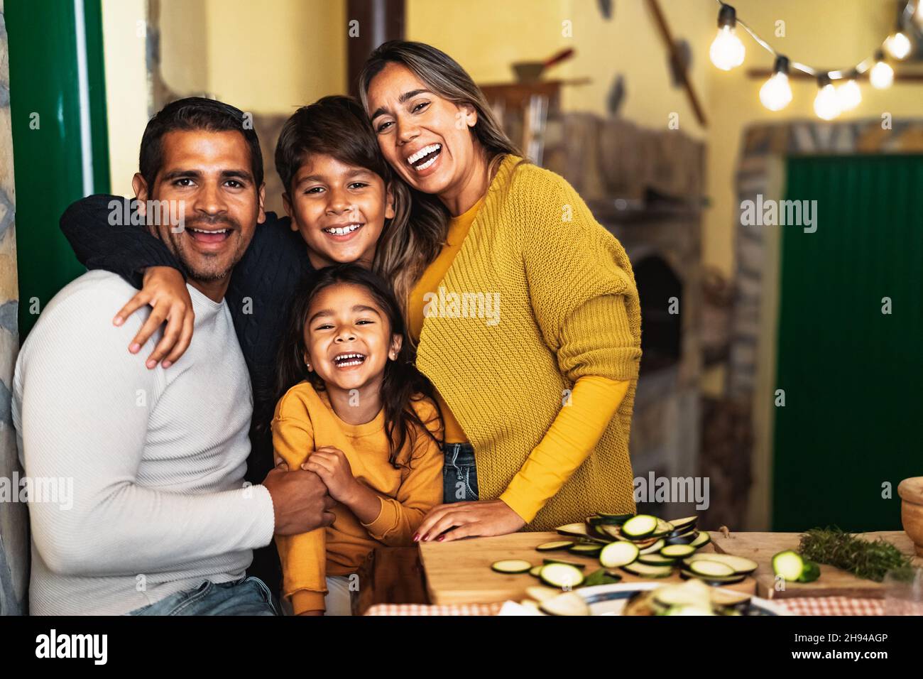 Glückliche hispanische Familie genießt Urlaub zusammen zu Hause Stockfoto