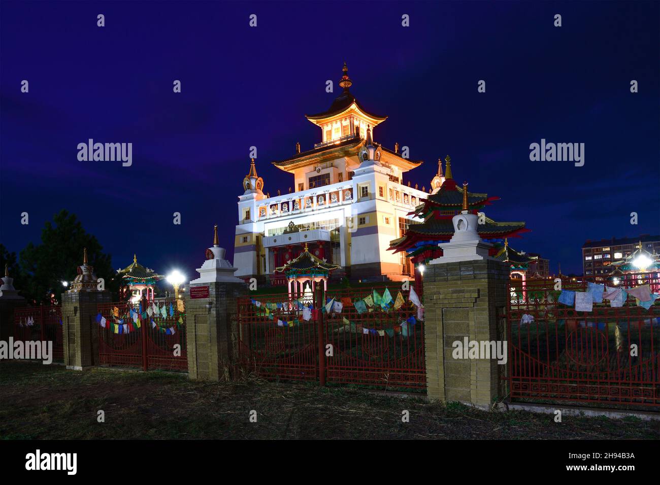ELISTA, RUSSLAND - 20. SEPTEMBER 2021: Blick auf den buddhistischen Tempel 'Goldener Aufenthaltsort von Buddha Shakyamuni' in der Septembernacht Stockfoto
