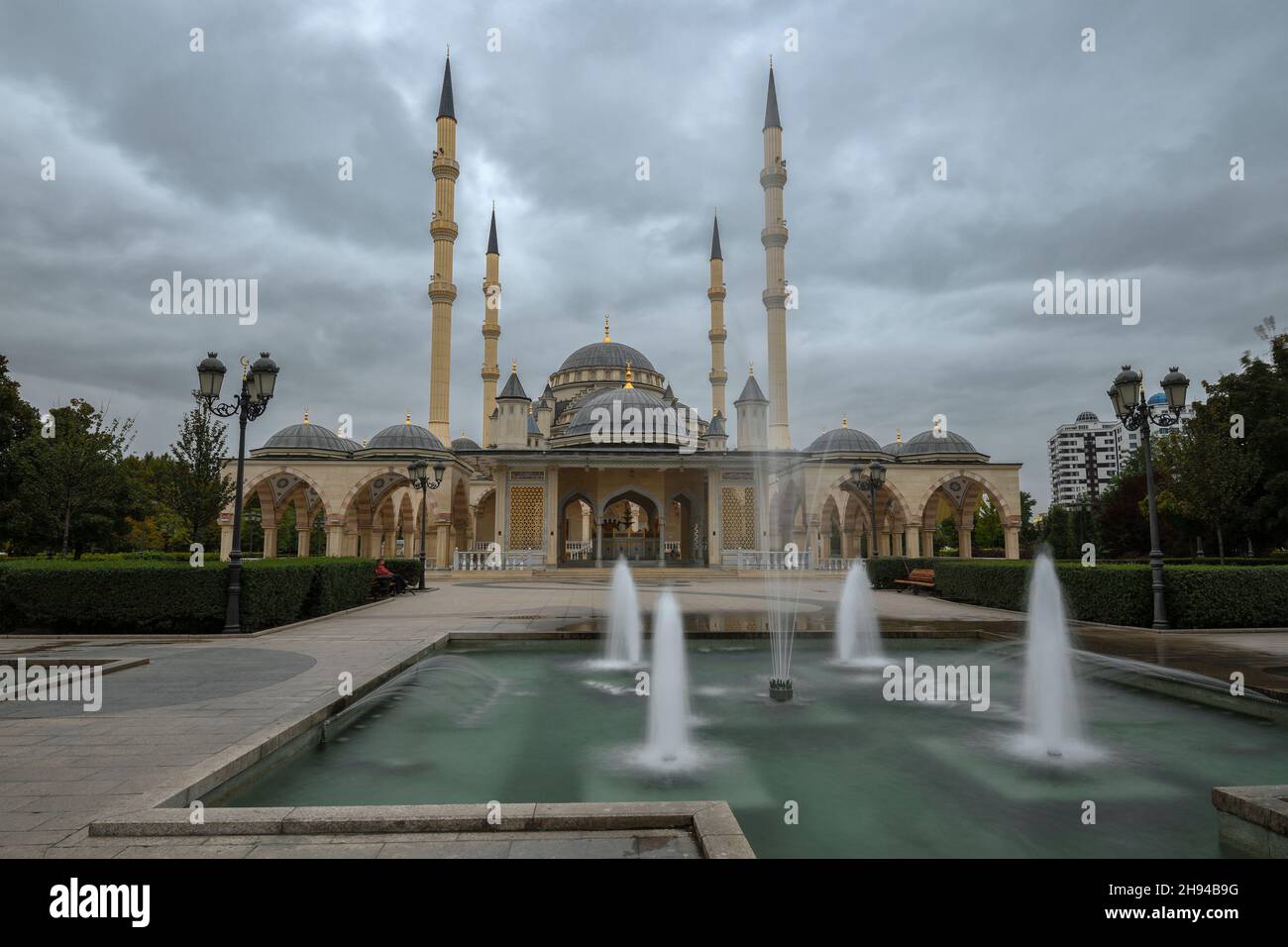 Wolkiger Septembertag in der Moschee „im Herzen Tschetscheniens“. Grosny, Tschetschenische Republik Stockfoto