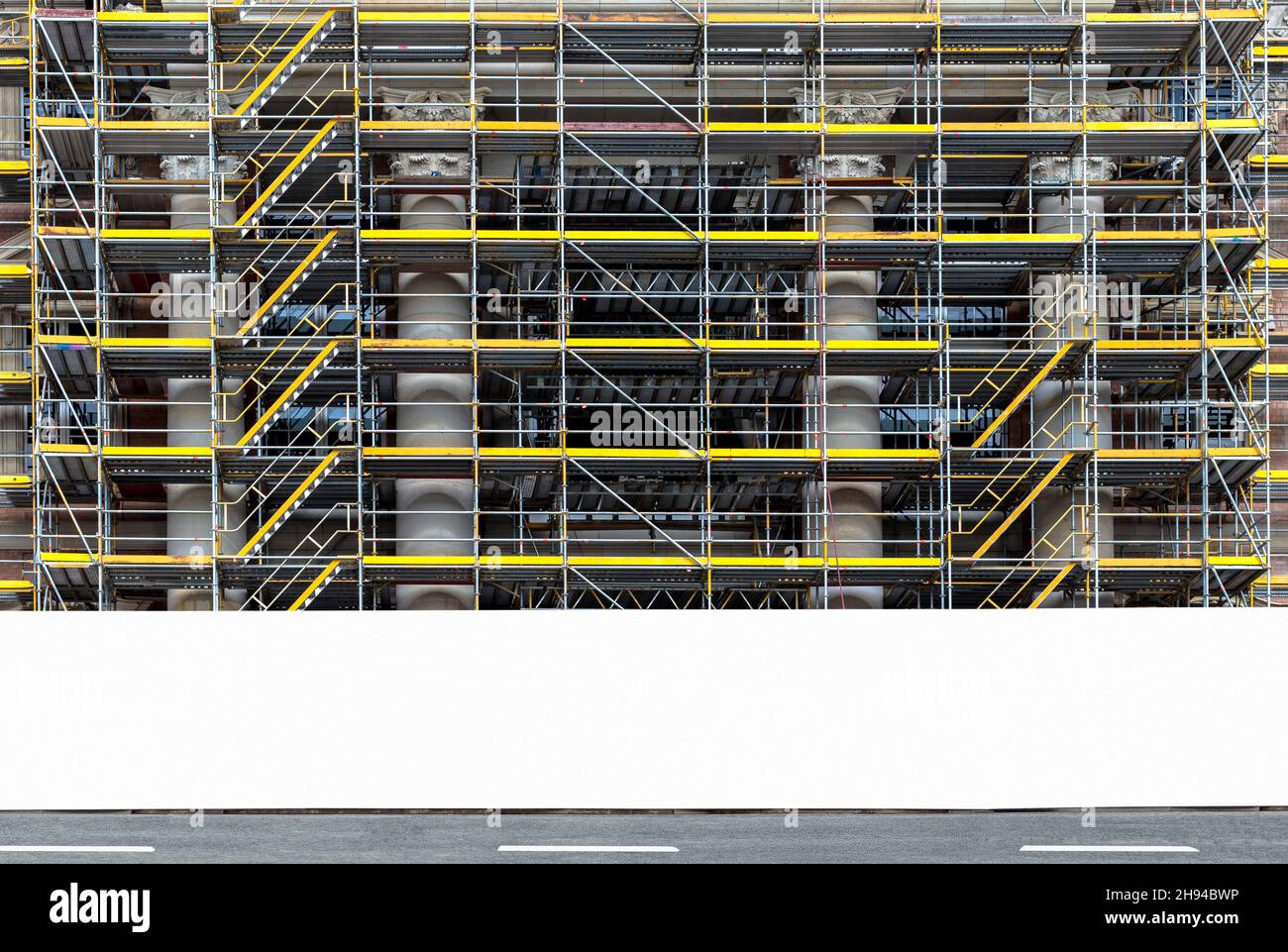 Baustellengerüst mit blanko weißem Zaun, Horttafel mit Platz zum Kopieren von Branding- oder Entwicklungsprojekten Stockfoto