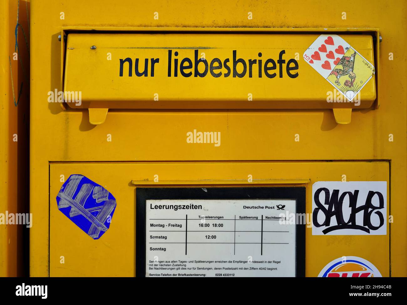 Öffentlicher gelber Briefkasten aus Stahlblech in Deutschland mit der Aufschrift „nur Liebesbriefe“. Stockfoto