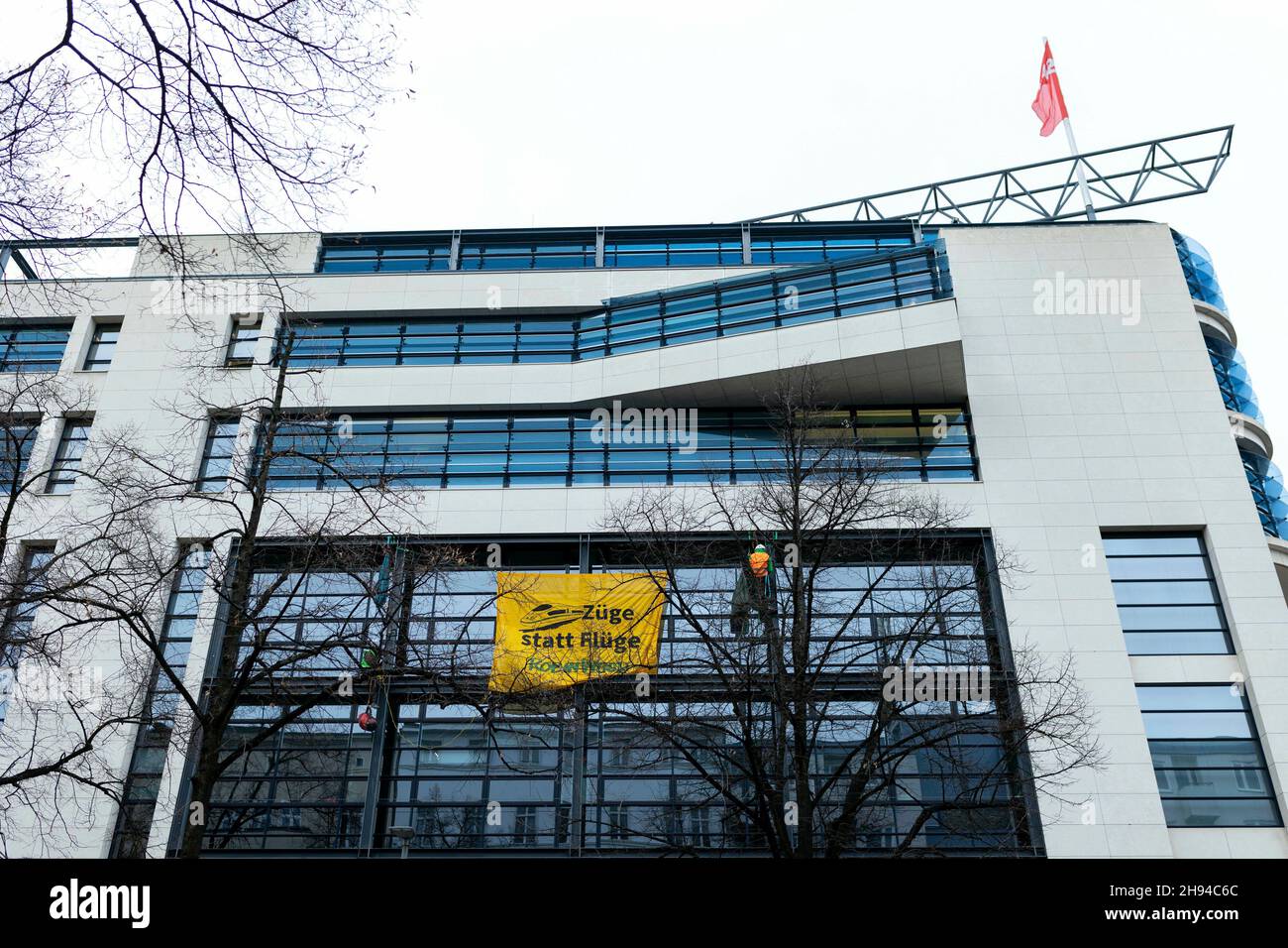 Berlin, Deutschland. 04th Dez 2021. An der Fassade des Willy-Brandt-Hauses ist ein Robin Wood Banner mit der Aufschrift 'Zuege statt Fluege' angebracht. Berlin, den 4th. Dezember 2021. Copyright: Janine Schwithz/photothek.de Credit: dpa/Alamy Live News Stockfoto