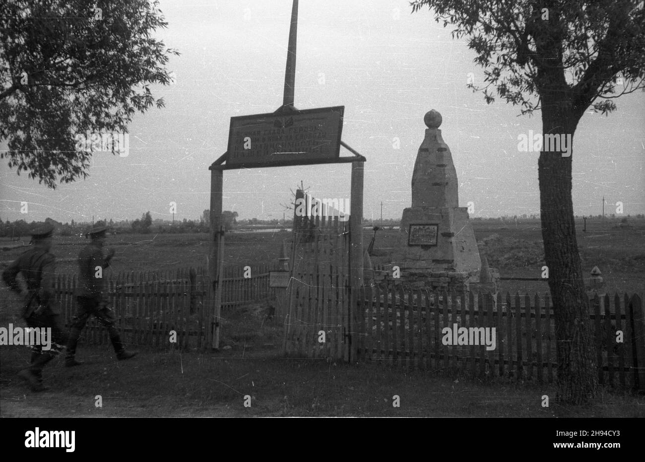 Polska, 1947-07. Przedstawiciele radzieckiej komisji do zbadania zbrodni niemieckich przed pomnikiem ¿o³nierzy Armii Czerwonej. ps/gr PAP Dok³adny dzieñ wydarzenia nieustalony. Polen, Juli 1947. Mitglieder einer sowjetischen kommission zur Untersuchung deutscher Verbrechen vor dem Denkmal der Roten Armee. ps/gr PAP Stockfoto