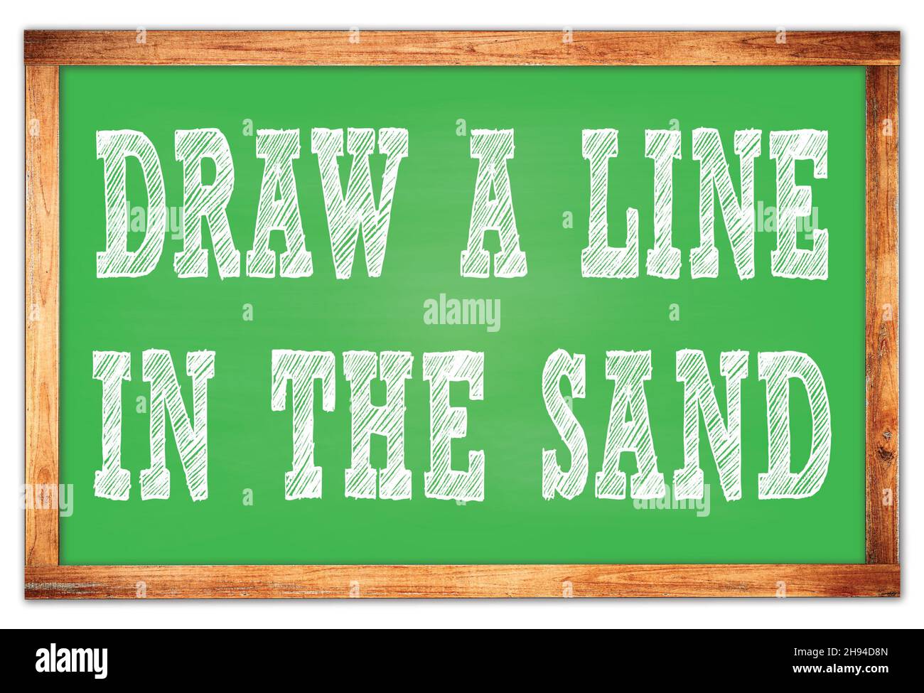 ZEICHNEN Sie Eine LINIE IN DEN SAND auf grünen Holzrahmen Schule Tafel geschrieben Stockfoto
