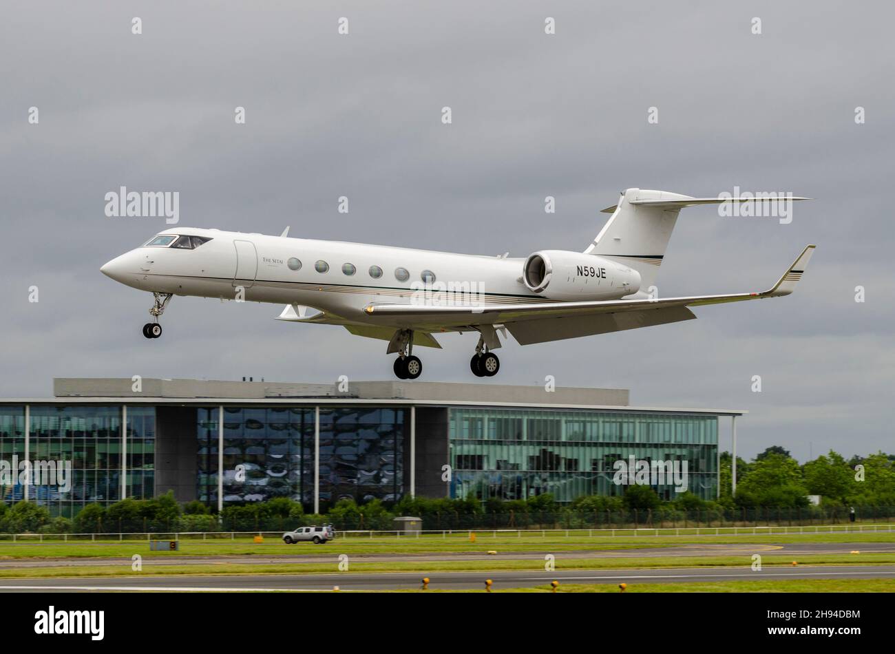 Gulfstream Aerospace G-V Gulfstream V Registrierung N59JE Landung auf dem Flughafen Farnborough, Hampshire, Großbritannien. Corporate Jet Flugzeug von Jordache Enterprises Stockfoto