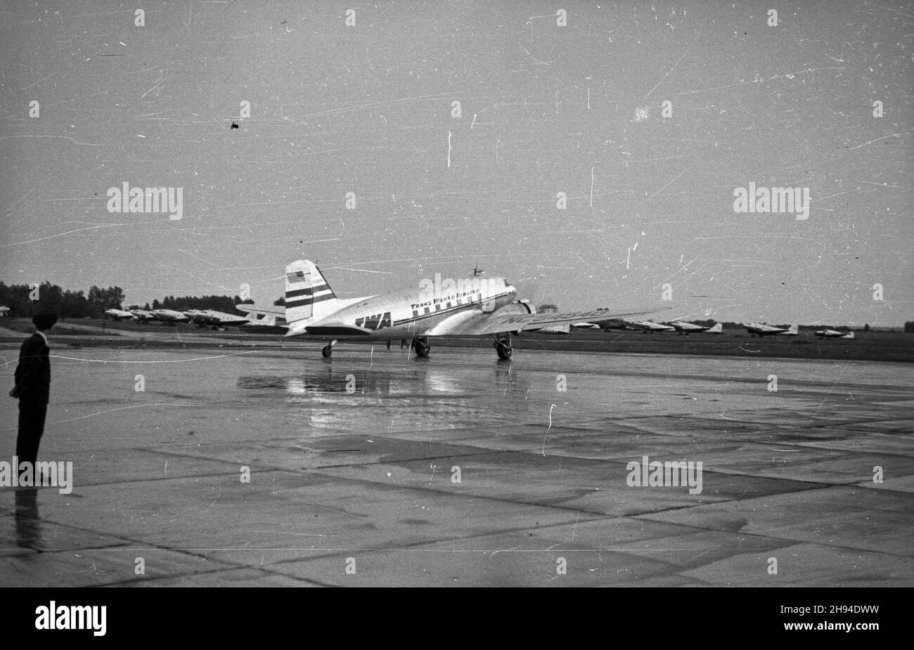 Warszawa, 1947-07. Lotnisko Okêcie. NZ. Samolot pasa¿erski amerykañskich linii lotniczych Trans World Airline (TWA) na p³ycie lotniska. bk/mgs PAP Dok³adny dzieñ wydarzenia nieustalony. Warschau, Juli 1947. Okecie Flughafen. Bild: Ein Flugzeug der US Trans World Airline auf dem Vorfeld. bk/mgs PAP Stockfoto