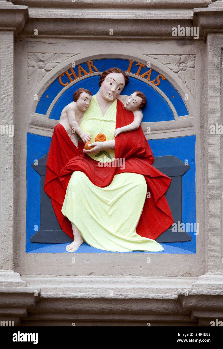 Charitas oder Caritas, Latein für wohltätige Zwecke, Dekoration der Fassade, Hexenbürgermeisterhaus, Lemgo, Nordrhein-Westfalen, Deutschland, Europa Stockfoto