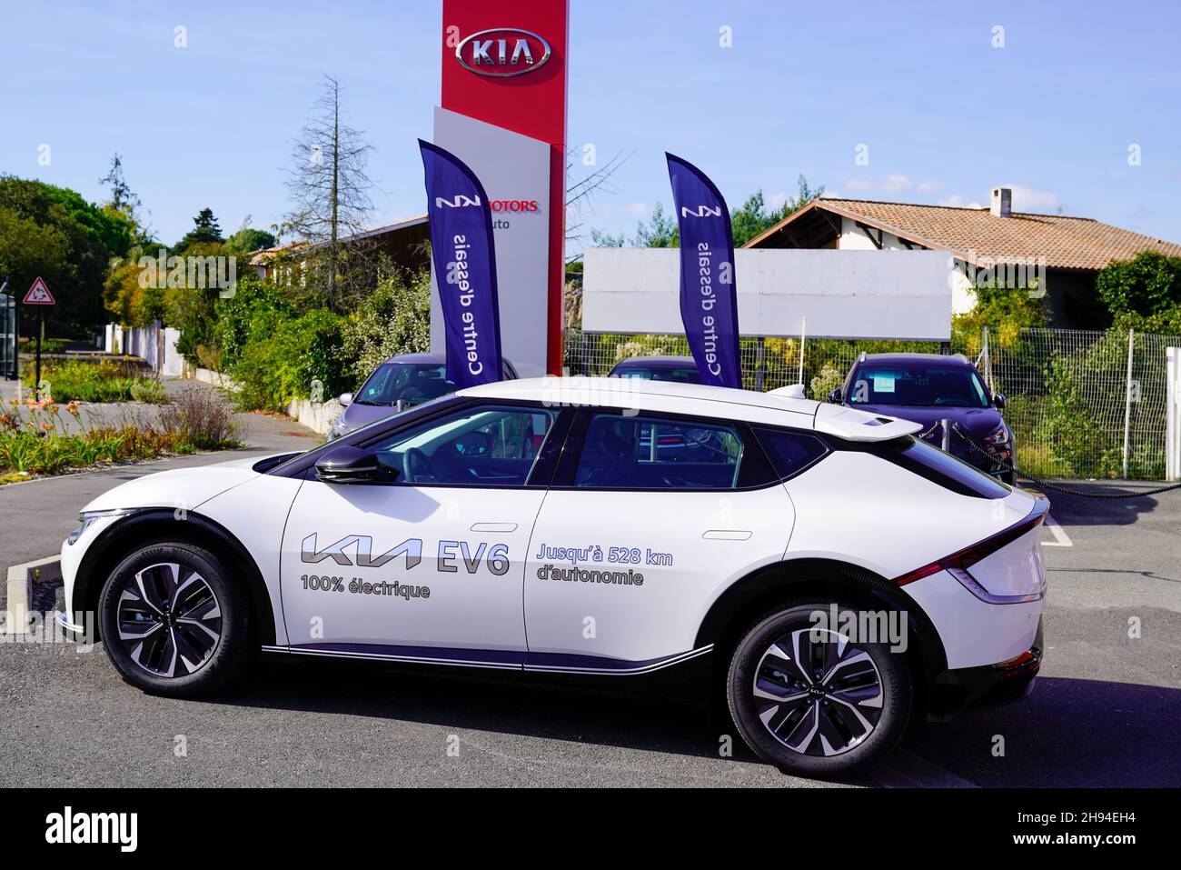 Bordeaux , Aquitaine Frankreich - 10 20 2021 : KIA EV6 Elektro EV Fahrzeug Auto für Kunden versuchen mit französisch Händler Aufkleber an der Tür Stockfoto