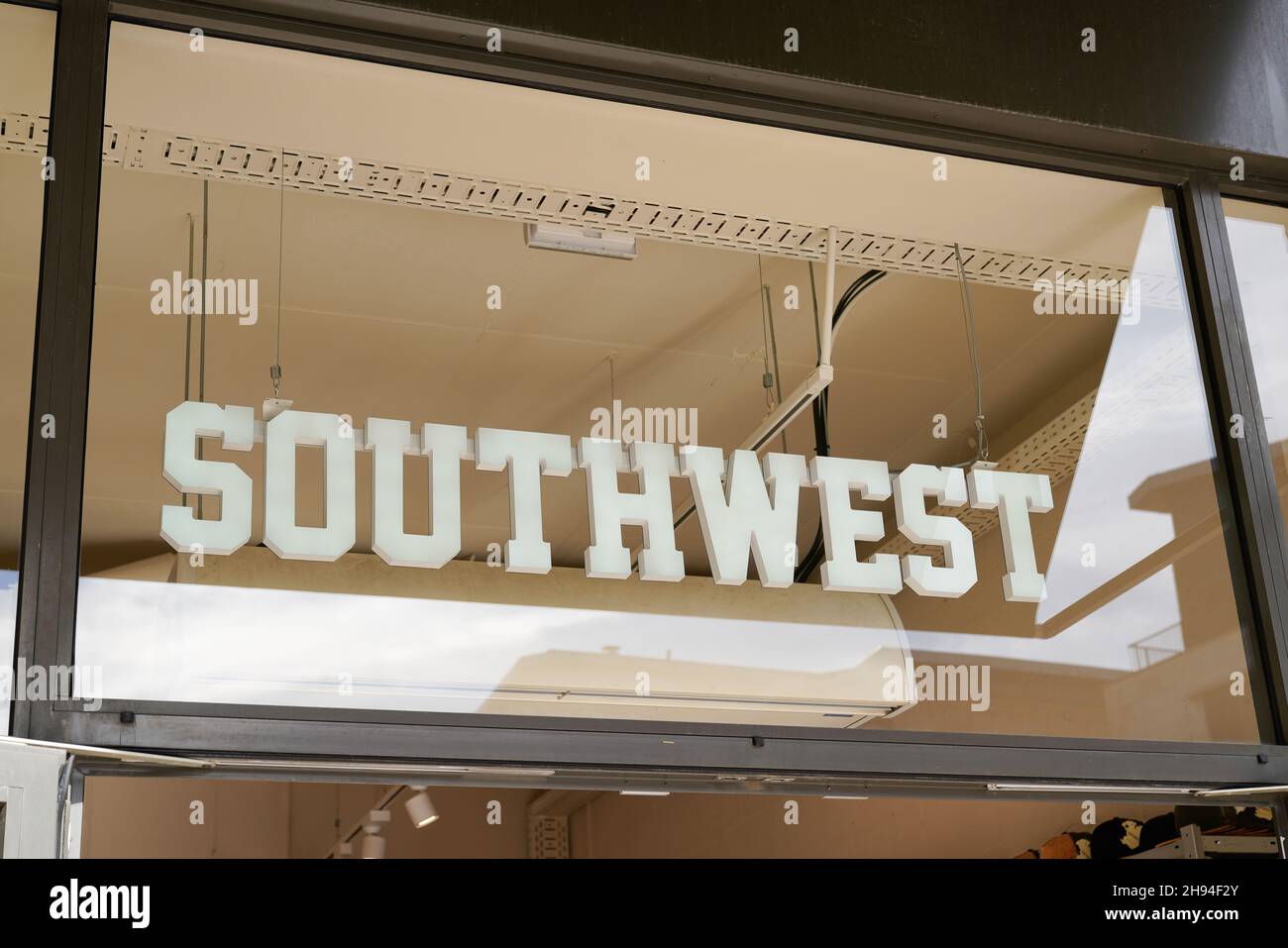 Bordeaux , Aquitaine Frankreich - 10 25 2021 : Southwest The Cotton Company Zeichen Marke und Text-Logo vor der Kleidung des Ladens Stockfoto