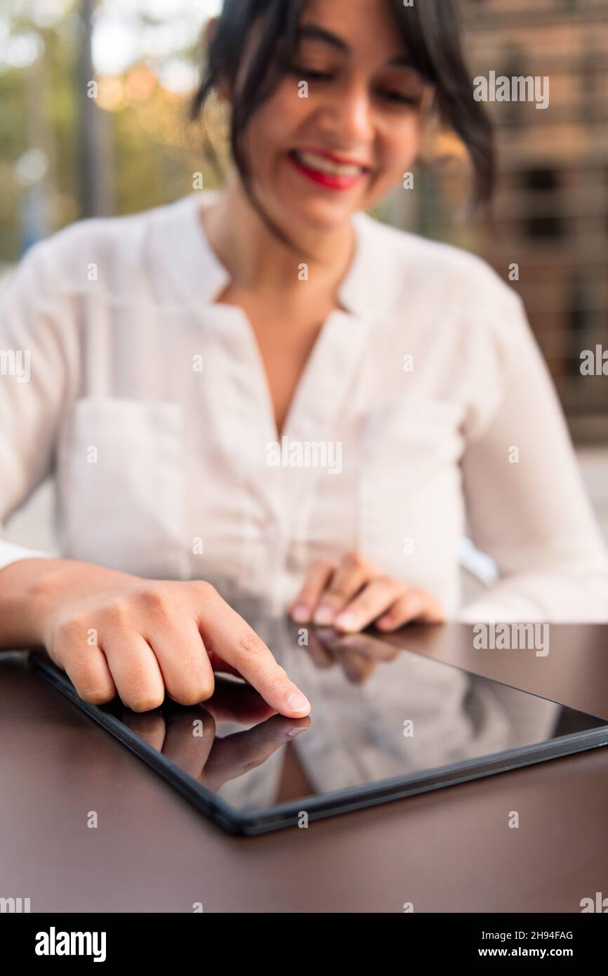 Vertikales Foto einer Frau mit digitalen Tablet, Fokus auf das Gerät, Konzept des digitalen Unternehmers und städtischen Lebensstil, kopieren Raum für Text Stockfoto