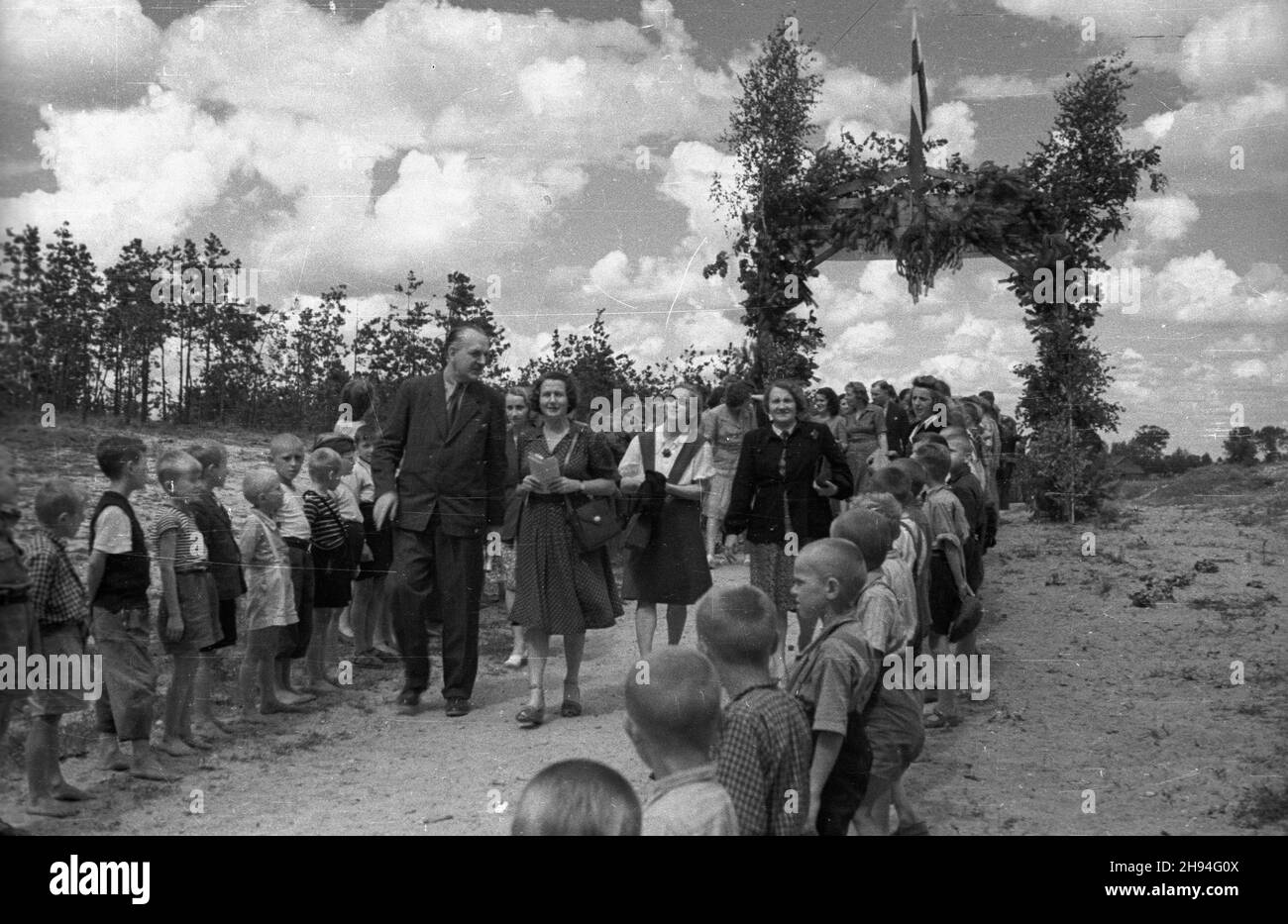 Dziekanów Leœny, 1947-07. Prewentorium przeciwgruŸlicze dla dzieci warszawskich, szko³a leœna. NZ. Wizyta dzia³aczki zagranicznej organizacji charytatywnej. bk/mgs PAP Dok³adny dzieñ wydarzenia nieustalony. Dziekanow Lesny, Juli 1947. Ein Tuberkulose-Sanatorium für Warschauer Kinder, eine Waldschule. Im Bild: Besuch eines Aktivisten einer ausländischen Wohltätigkeitsorganisation. bk/mgs PAP Stockfoto