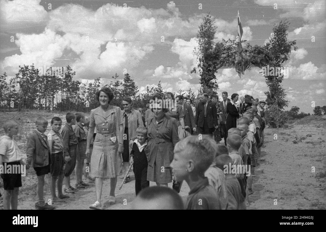 Dziekanów Leœny, 1947-07. Prewentorium przeciwgruŸlicze dla dzieci warszawskich, szko³a leœna. NZ. Wizyta dzia³aczki zagranicznej organizacji charytatywnej. bk/mgs PAP Dok³adny dzieñ wydarzenia nieustalony. Dziekanow Lesny, Juli 1947. Ein Tuberkulose-Sanatorium für Warschauer Kinder, eine Waldschule. Im Bild: Besuch eines Aktivisten einer ausländischen Wohltätigkeitsorganisation. bk/mgs PAP Stockfoto