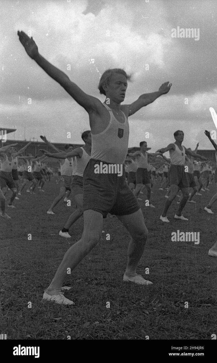 Wroc³aw, 1947-07. Stadion Olimpijski im. Karola Œwierczewskiego. Próba uczestników obozów szkolnych Ministerstwa Oœwiaty przed pokazem gimnastycznym, w dniu Narodowego Œwiêta Odrodzenia Polski (22 lipca). bb PAP Dok³adny dzieñ wydarzenia nieustalony. Breslau, Juli 1947. Das Karol Swierczewski Olympiastadion. Teilnehmer der Schullager des Bildungsministeriums Proben vor einer Gymnastikshow am Nationalfeiertag in Polen am 22. Juli. bb PAP Stockfoto