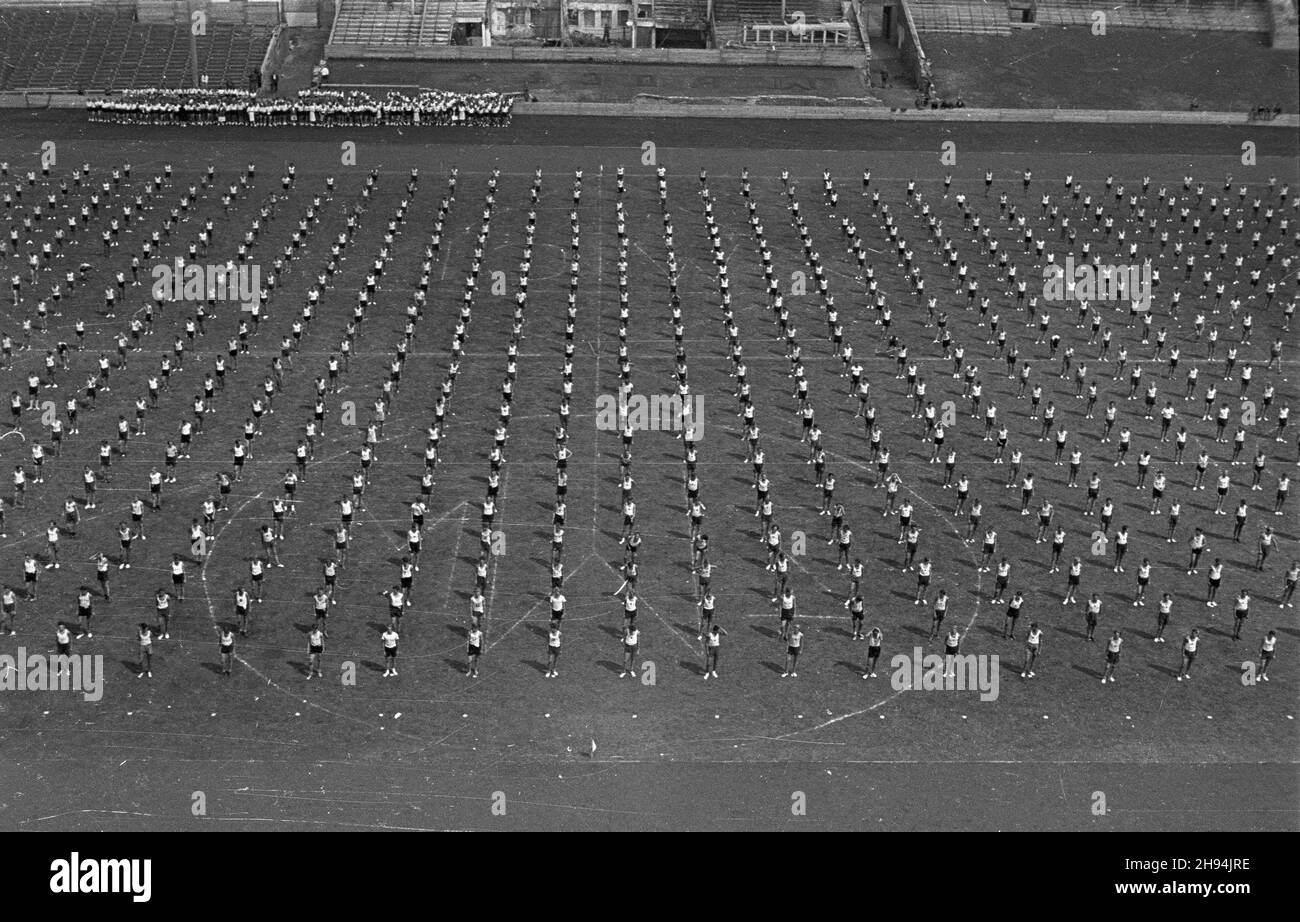 Wroc³aw, 1947-07. Stadion Olimpijski im. Karola Œwierczewskiego. Próba uczestników obozów szkolnych Ministerstwa Oœwiaty przed pokazem gimnastycznym, w dniu Narodowego Œwiêta Odrodzenia Polski (22 lipca). bb PAP Dok³adny dzieñ wydarzenia nieustalony. Breslau, Juli 1947. Das Karol Swierczewski Olympiastadion. Teilnehmer der Schullager des Bildungsministeriums Proben vor einer Gymnastikshow am Nationalfeiertag in Polen am 22. Juli. bb PAP Stockfoto