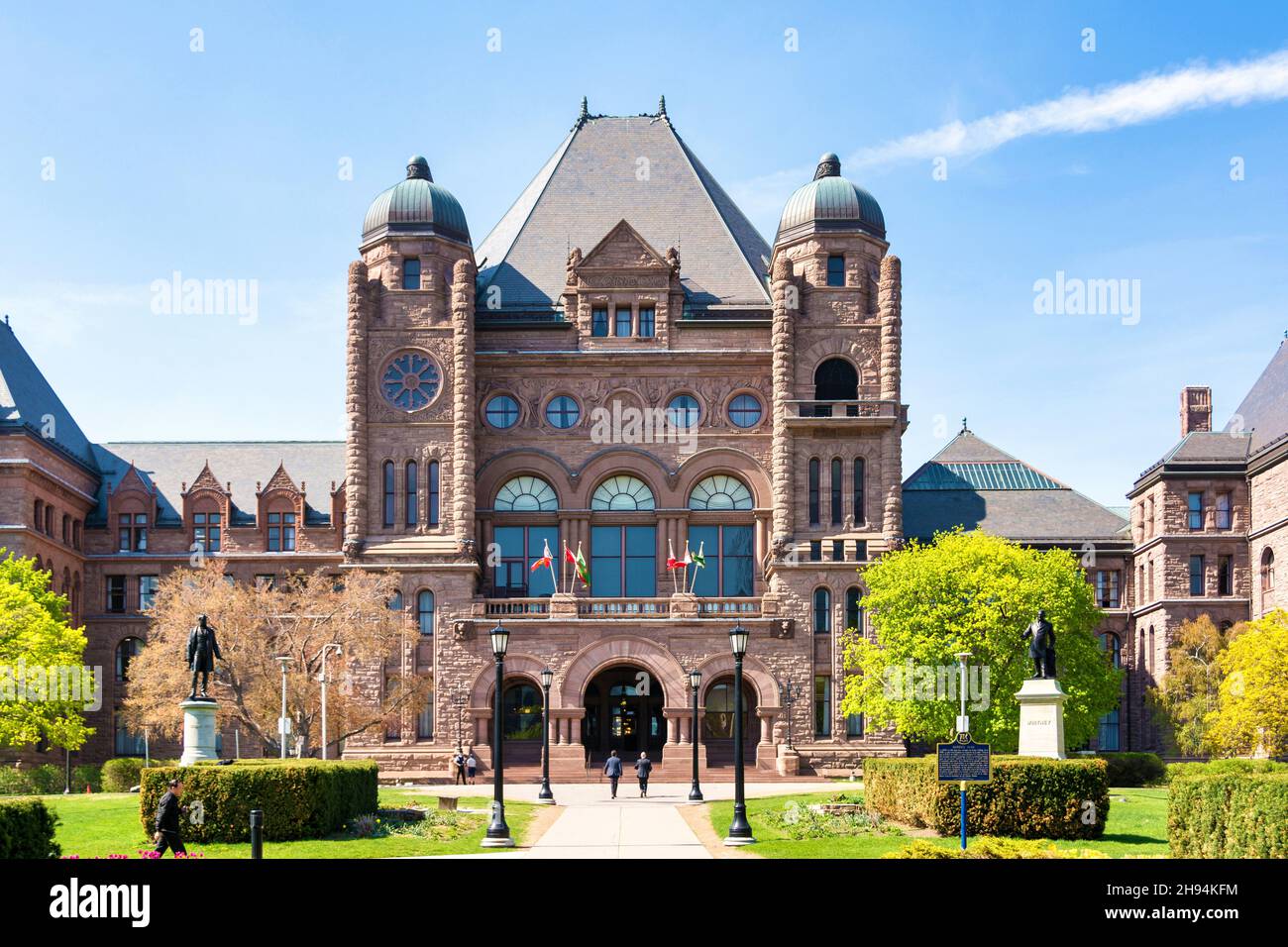 Romanische Neugestaltung des Queen's Park Provincial Government Building. Das alte Wahrzeichen ist eine Touristenattraktion. November 22, 2021 Stockfoto